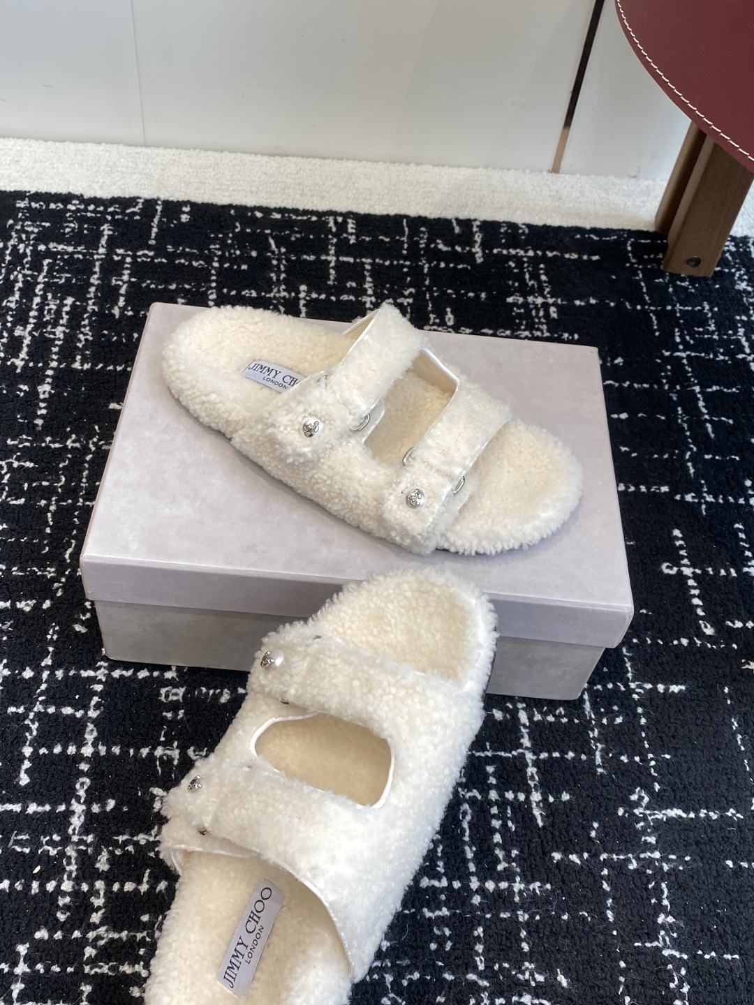 代购级Jimmy Choo 25ss 𝐧𝐞𝐰秋冬新品 一脚蹬羊毛拖鞋这一季 又让我重新爱了它一次！ 这季