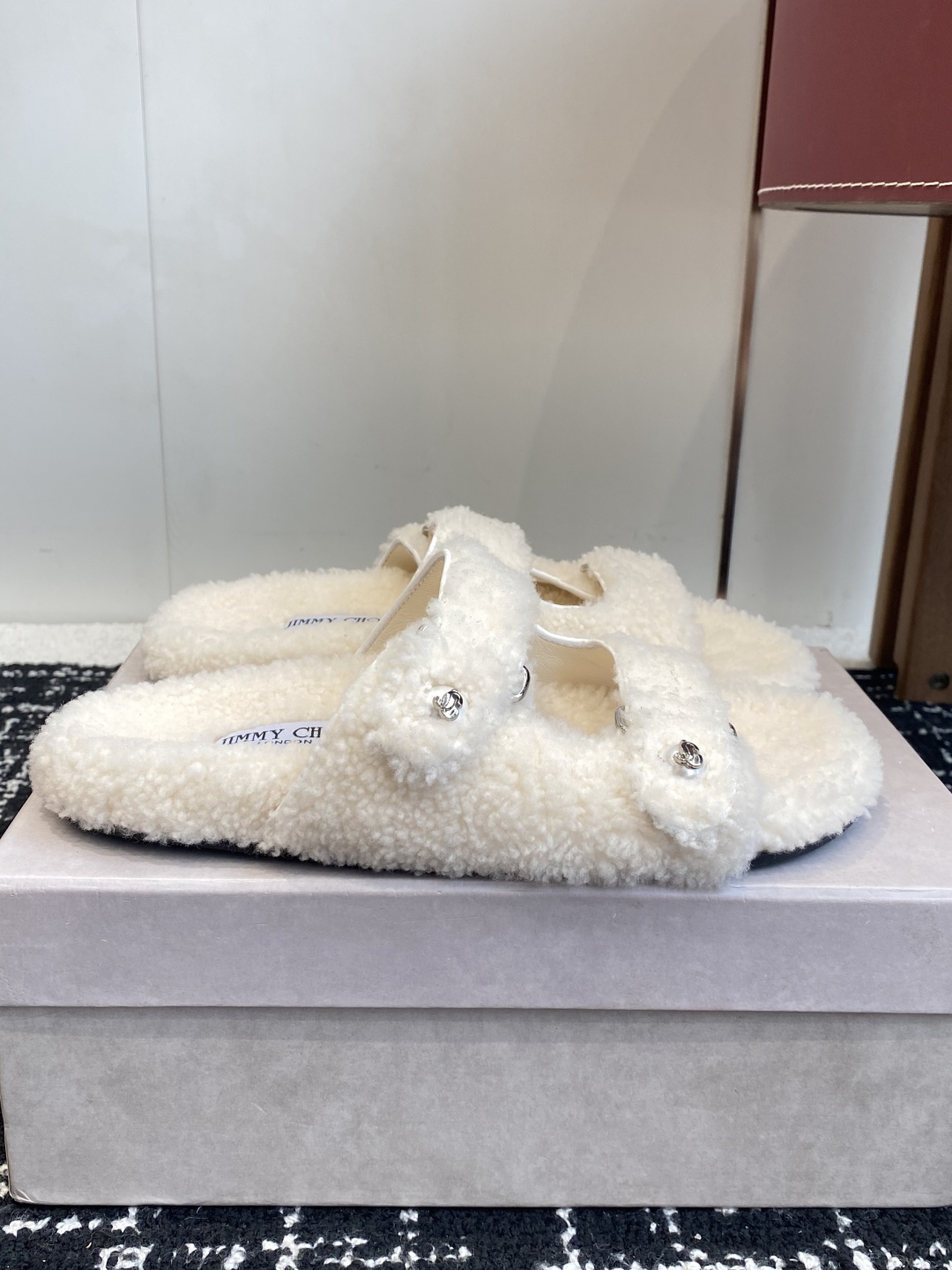 代购级Jimmy Choo 25ss 𝐧𝐞𝐰秋冬新品 一脚蹬羊毛拖鞋这一季 又让我重新爱了它一次！ 这季