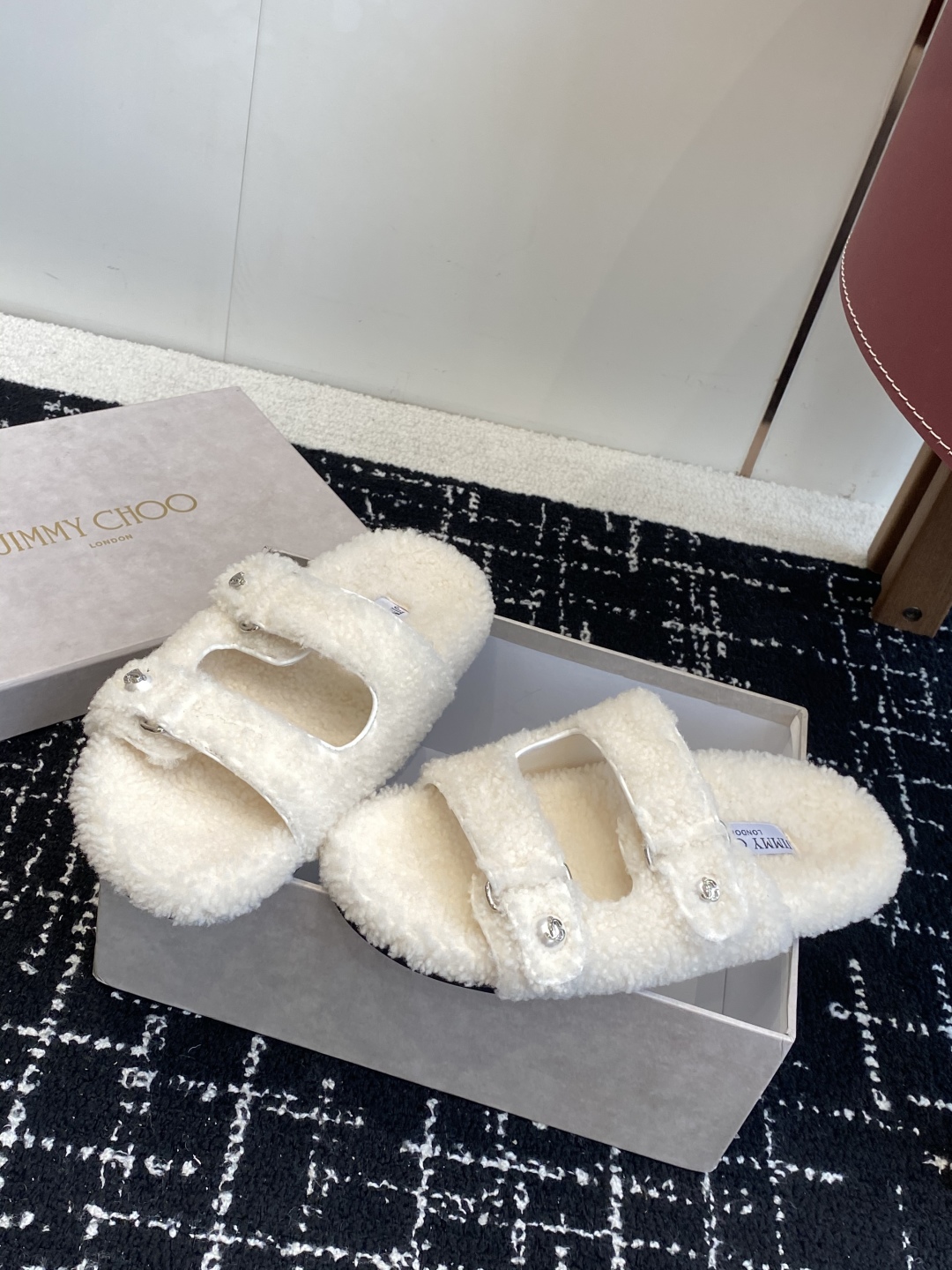 代购级Jimmy Choo 25ss 𝐧𝐞𝐰秋冬新品 一脚蹬羊毛拖鞋这一季 又让我重新爱了它一次！ 这季