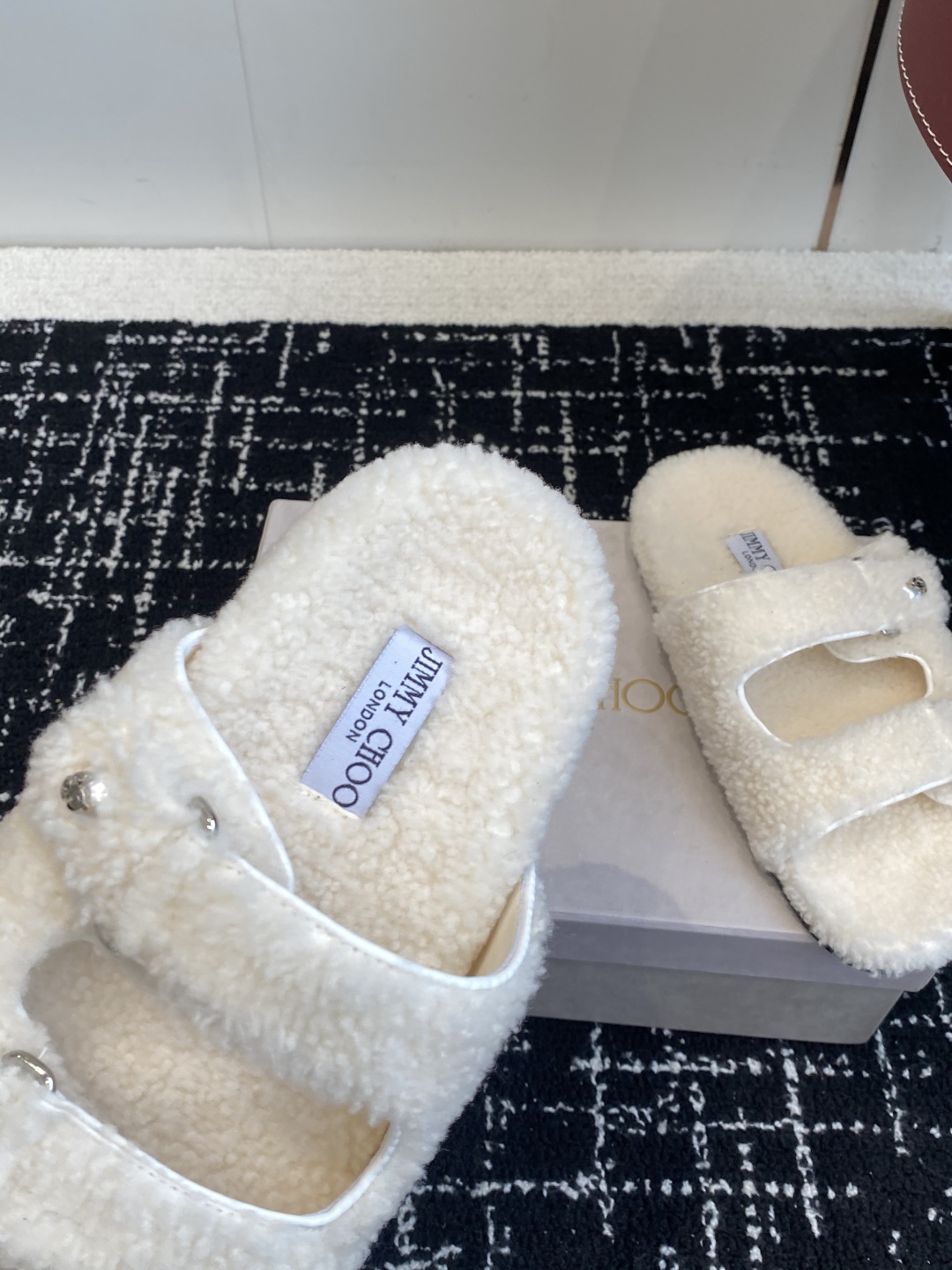 代购级Jimmy Choo 25ss 𝐧𝐞𝐰秋冬新品 一脚蹬羊毛拖鞋这一季 又让我重新爱了它一次！ 这季