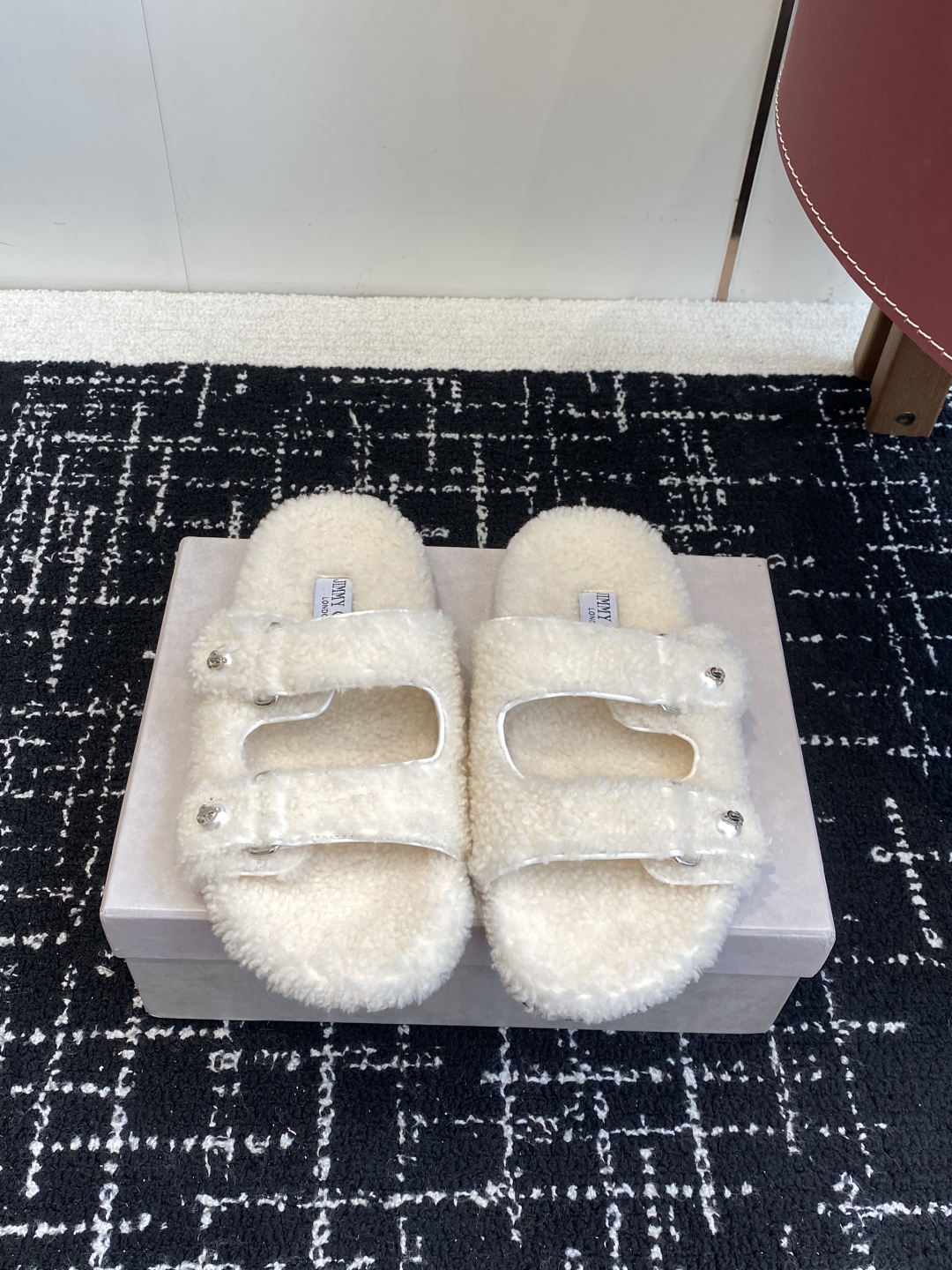 代购级Jimmy Choo 25ss 𝐧𝐞𝐰秋冬新品 一脚蹬羊毛拖鞋这一季 又让我重新爱了它一次！ 这季