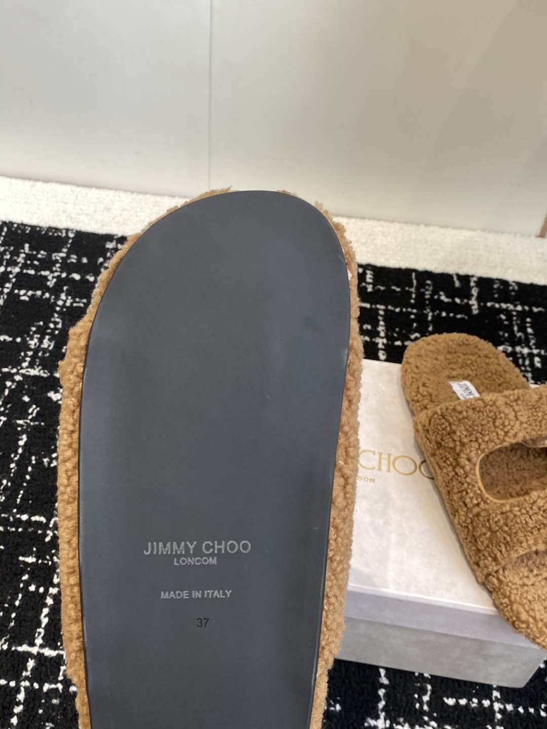代购级Jimmy Choo 25ss 𝐧𝐞𝐰秋冬新品 一脚蹬羊毛拖鞋这一季 又让我重新爱了它一次！ 这季