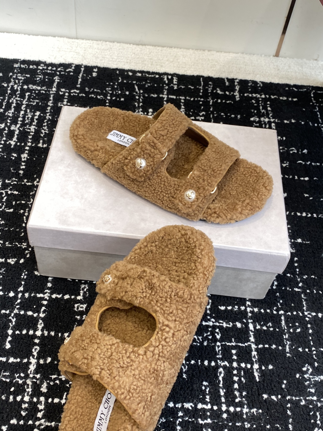 代购级Jimmy Choo 25ss 𝐧𝐞𝐰秋冬新品 一脚蹬羊毛拖鞋这一季 又让我重新爱了它一次！ 这季
