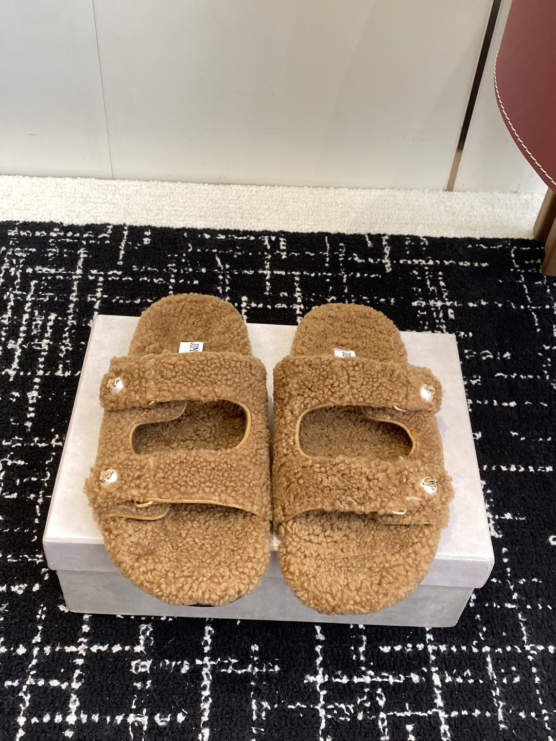 代购级Jimmy Choo 25ss 𝐧𝐞𝐰秋冬新品 一脚蹬羊毛拖鞋这一季 又让我重新爱了它一次！ 这季
