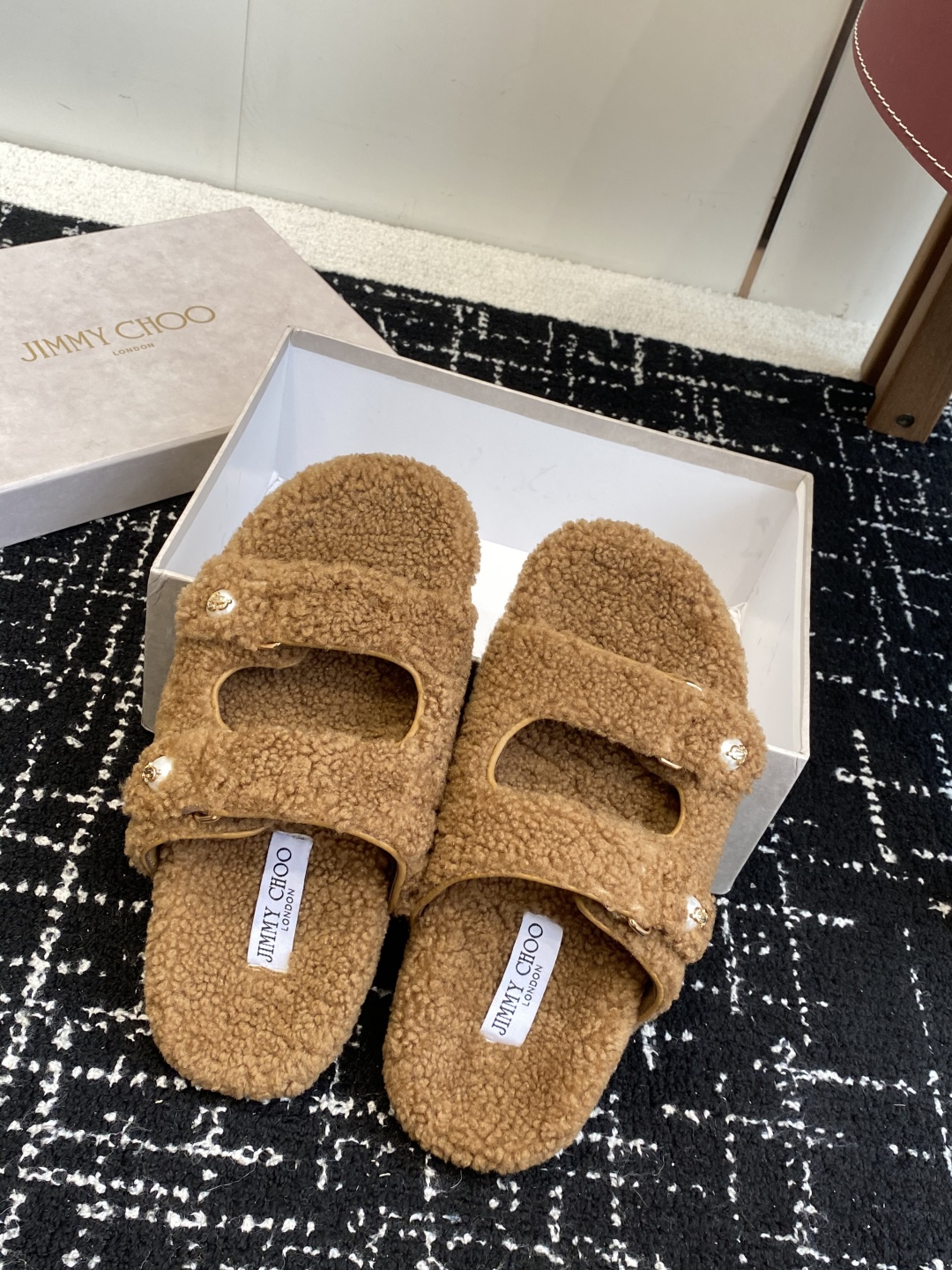 代购级Jimmy Choo 25ss 𝐧𝐞𝐰秋冬新品 一脚蹬羊毛拖鞋这一季 又让我重新爱了它一次！ 这季