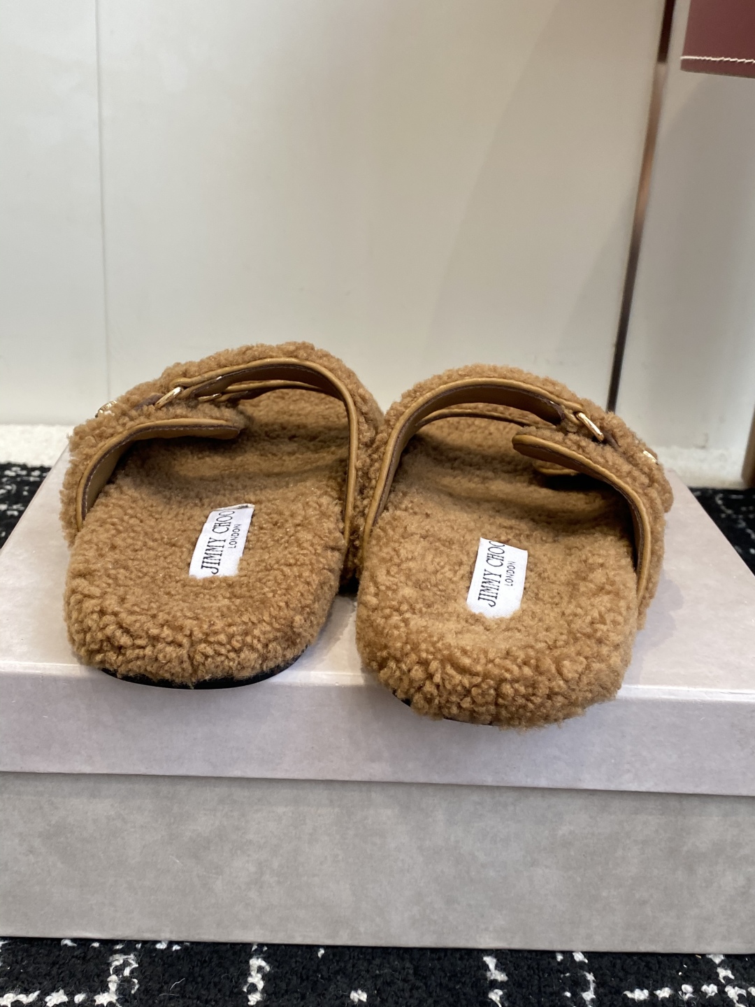 代购级Jimmy Choo 25ss 𝐧𝐞𝐰秋冬新品 一脚蹬羊毛拖鞋这一季 又让我重新爱了它一次！ 这季