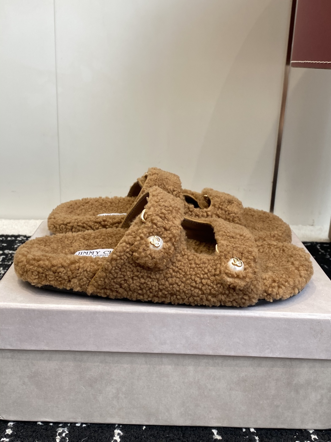 代购级Jimmy Choo 25ss 𝐧𝐞𝐰秋冬新品 一脚蹬羊毛拖鞋这一季 又让我重新爱了它一次！ 这季