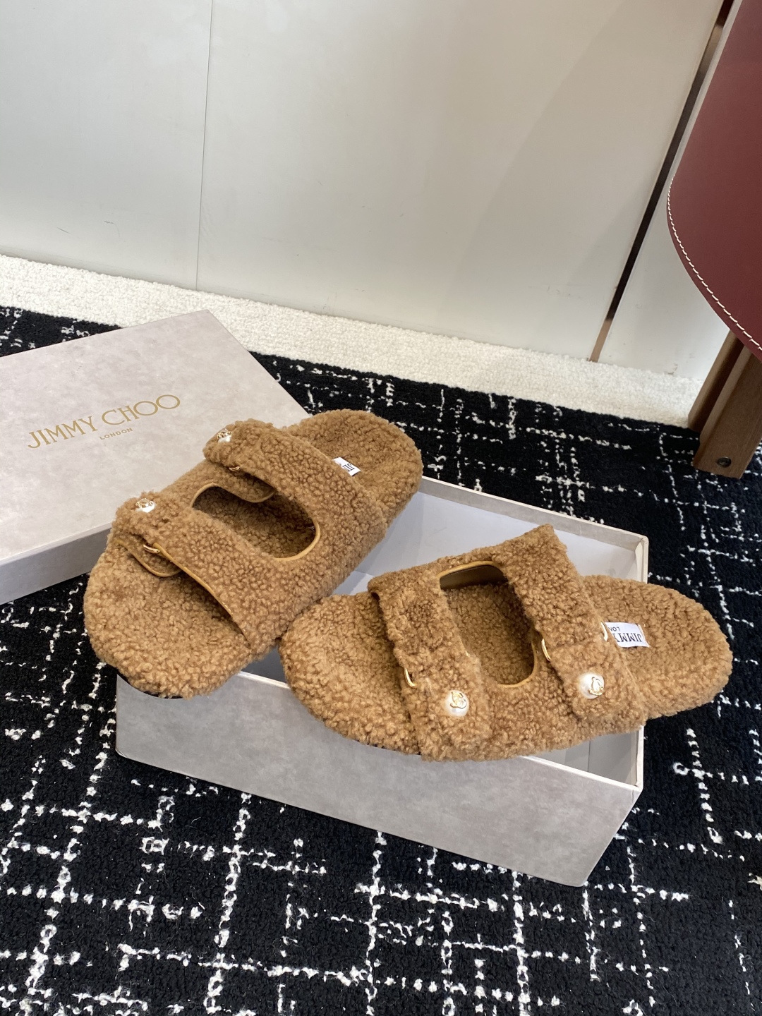 代购级Jimmy Choo 25ss 𝐧𝐞𝐰秋冬新品 一脚蹬羊毛拖鞋这一季 又让我重新爱了它一次！ 这季