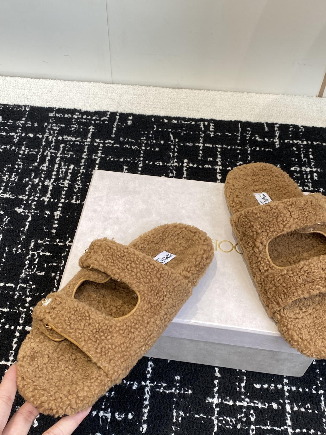 代购级Jimmy Choo 25ss 𝐧𝐞𝐰秋冬新品 一脚蹬羊毛拖鞋这一季 又让我重新爱了它一次！ 这季