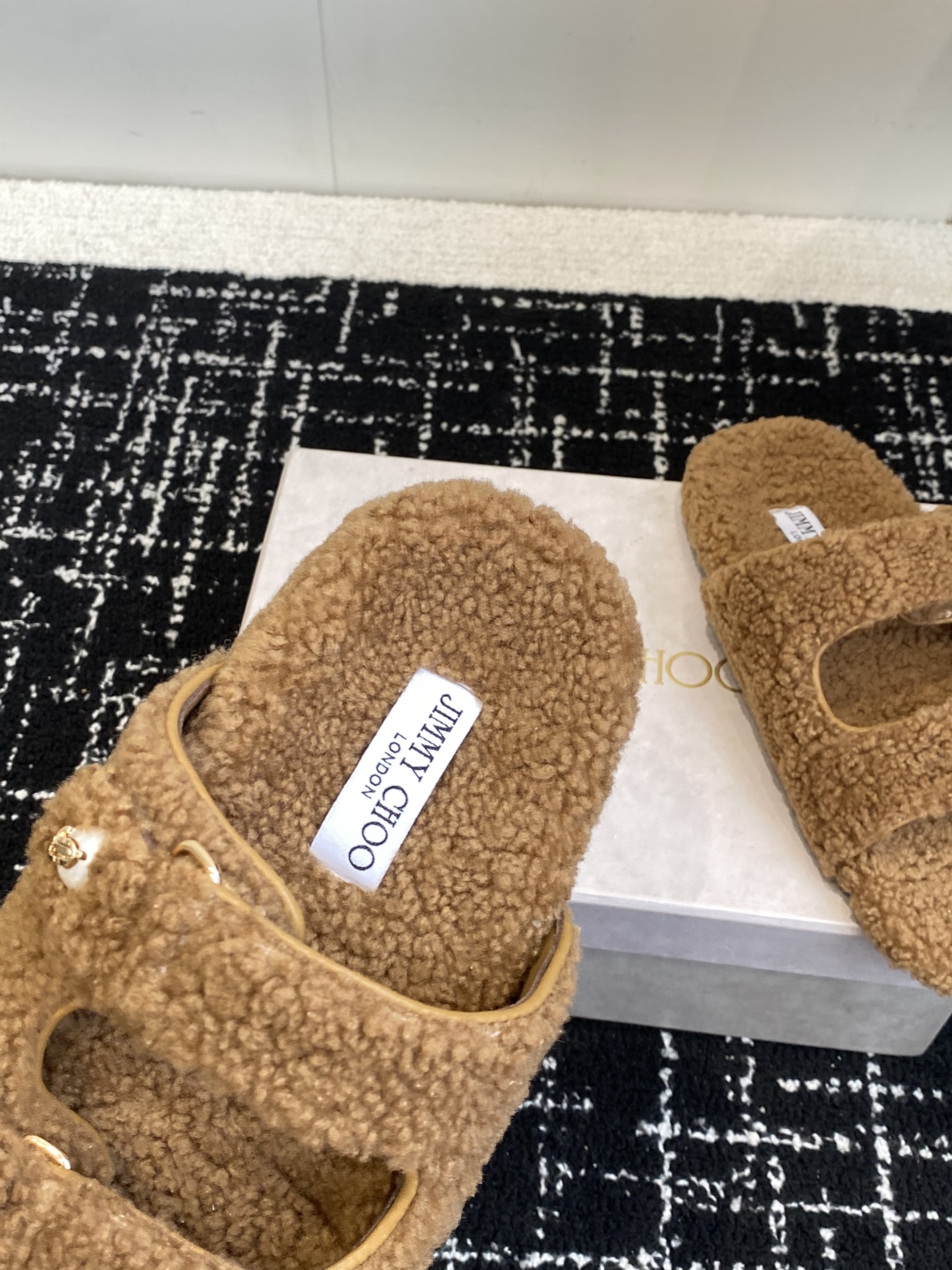 代购级Jimmy Choo 25ss 𝐧𝐞𝐰秋冬新品 一脚蹬羊毛拖鞋这一季 又让我重新爱了它一次！ 这季