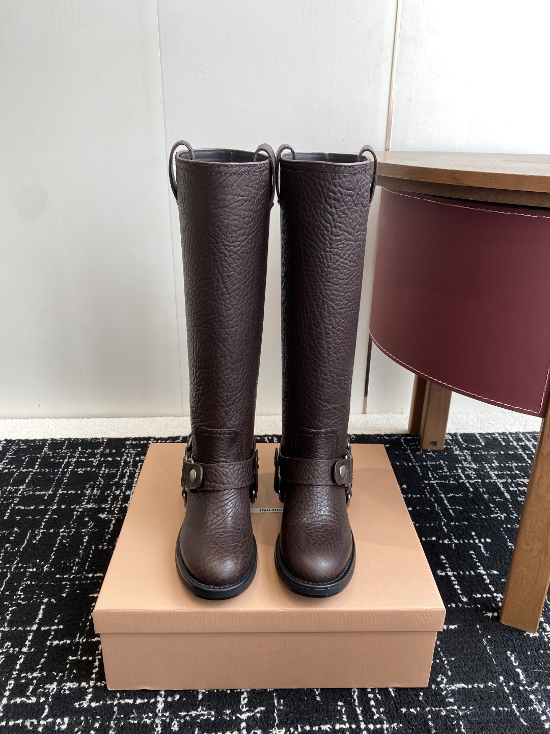 NO:544135,Purchasing grade short boots, high boots, miu miu fw25 new arrival~ Miu Miu 25ss, new autumn and winter thick sole, short boots, knight boots, simple upper embellishment, full of high-end feel, super stylish, cool, very handsome and beautiful, fashionable and versatile!  Miu Miu is starting to cheat this year. A must-have for matching in autumn and winter~ Material Imported calfskin Cowhide inner/foot pad Original molded rubber sole Size: #35-39 (40 Custom made non-return and exchange), boots, miumiu, boots, cowhide19860909代购级短靴 高靴 miu miu fw25 new arrival～ 缪缪 25ss 秋冬新款厚底 短靴 骑士靴 简约鞋面点缀 高级感满满 上脚超级有型～酷酷的非常帅气好看,时尚百搭！ Miu Miu今年开挂啦 秋冬季搭配必入的决绝子～ 材质 进口小牛皮 牛皮内里/垫脚 原版开模橡胶大底 Size: #35-39（40 定做不退换）,靴子,miumiu,boots,cowhide,Women's Shoes