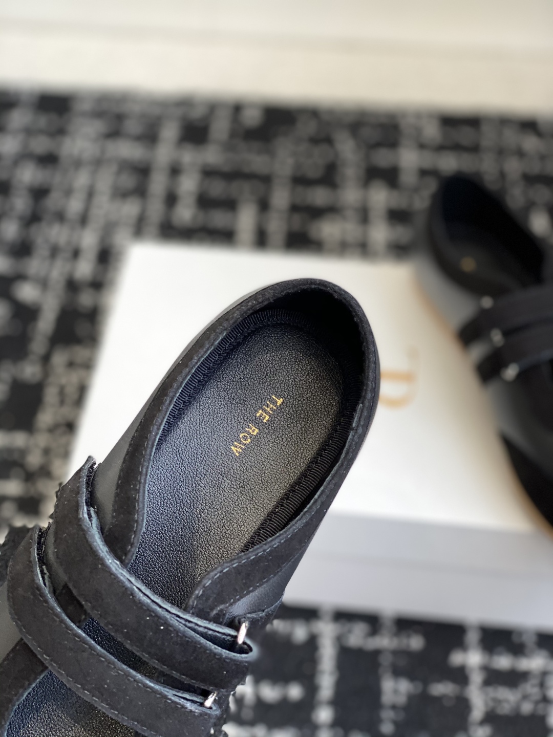 东莞代购级The Row 25ss 春夏新款 玛丽珍 德训鞋最新款运动鞋采用的鞋面是羊皮和麂皮拼接设计，