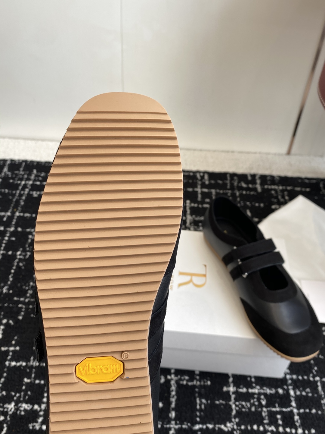 东莞代购级The Row 25ss 春夏新款 玛丽珍 德训鞋最新款运动鞋采用的鞋面是羊皮和麂皮拼接设计，