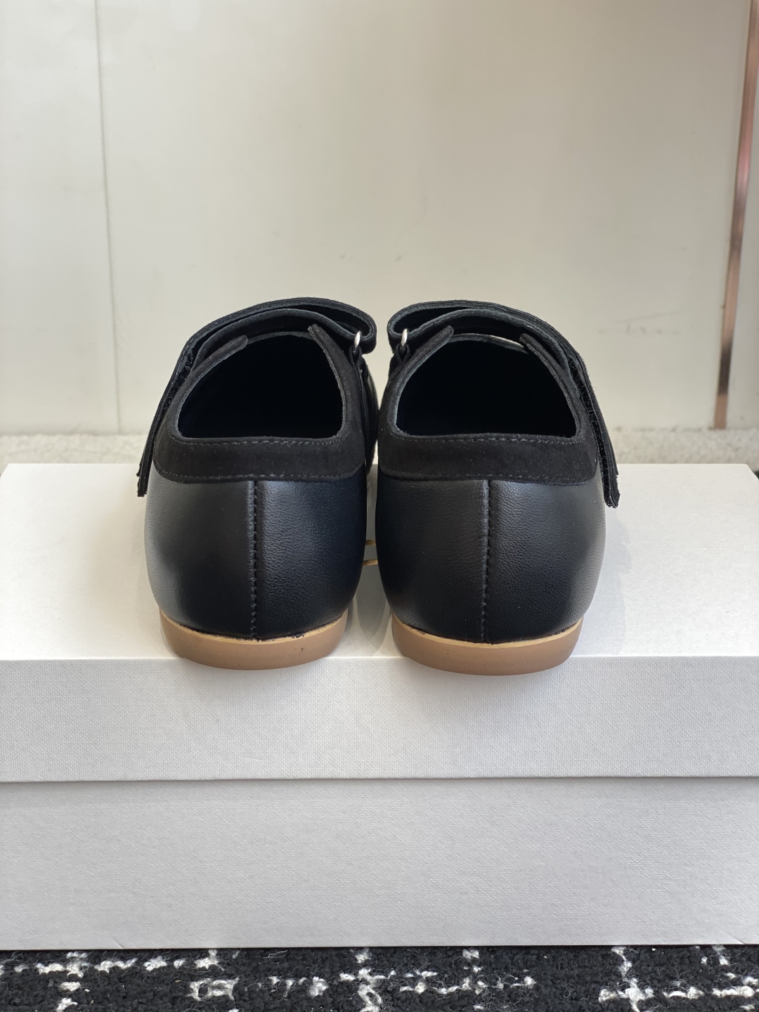 东莞代购级The Row 25ss 春夏新款 玛丽珍 德训鞋最新款运动鞋采用的鞋面是羊皮和麂皮拼接设计，