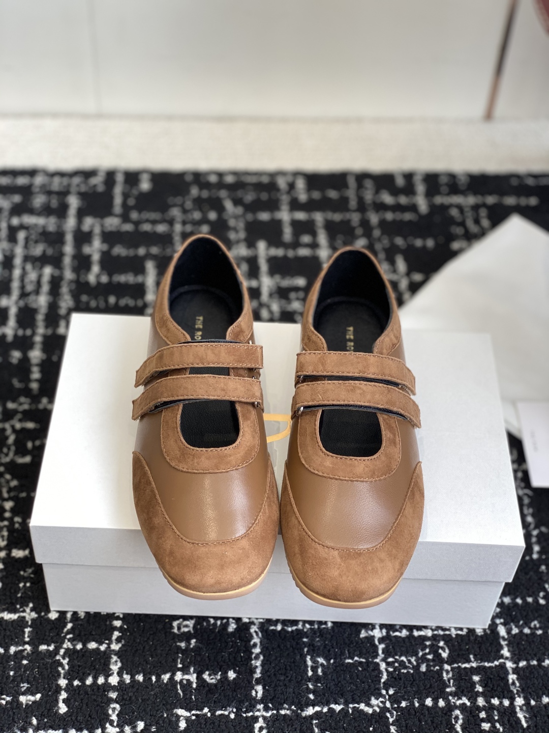 东莞代购级The Row 25ss 春夏新款 玛丽珍 德训鞋最新款运动鞋采用的鞋面是羊皮和麂皮拼接设计，