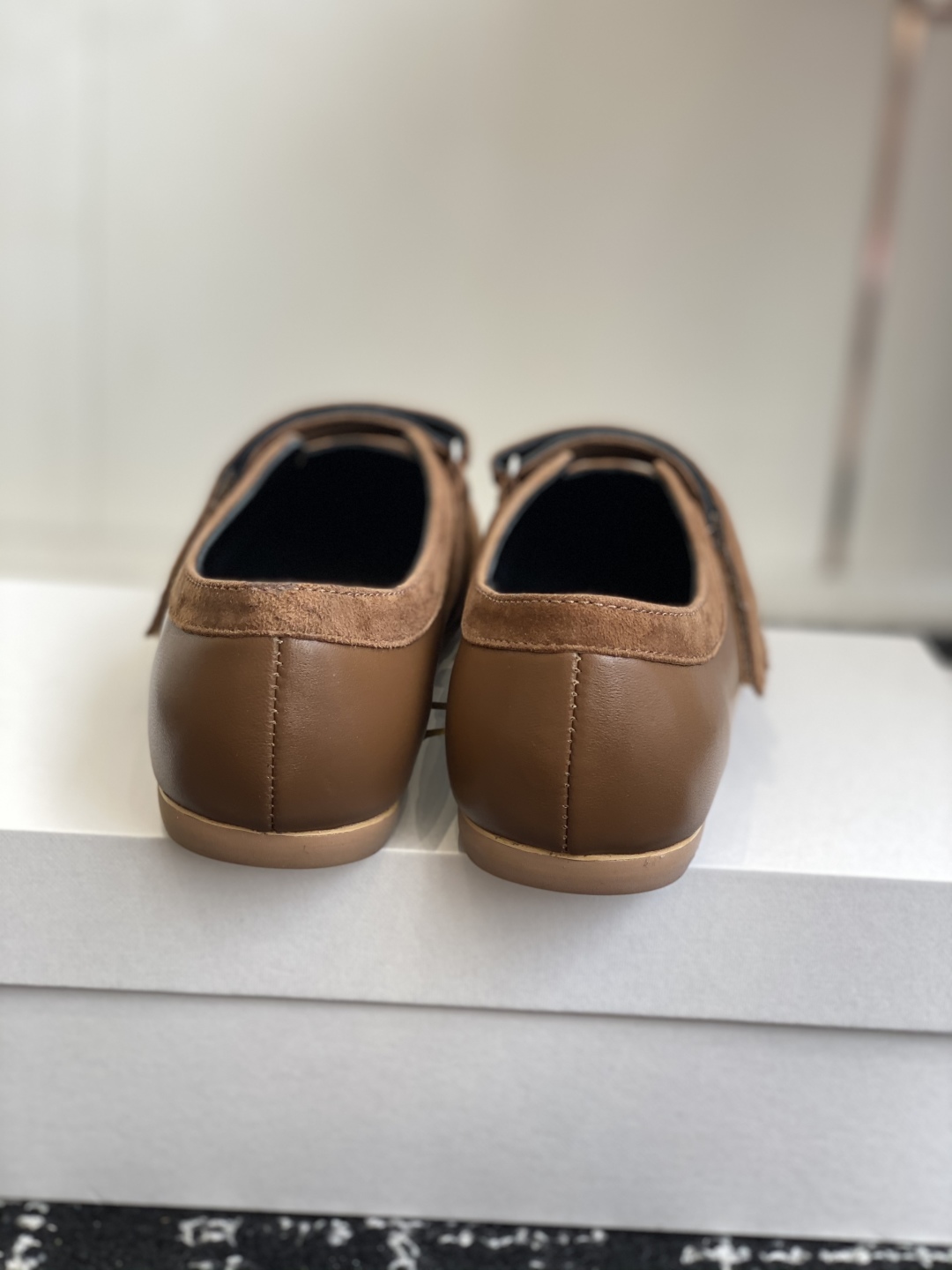 东莞代购级The Row 25ss 春夏新款 玛丽珍 德训鞋最新款运动鞋采用的鞋面是羊皮和麂皮拼接设计，