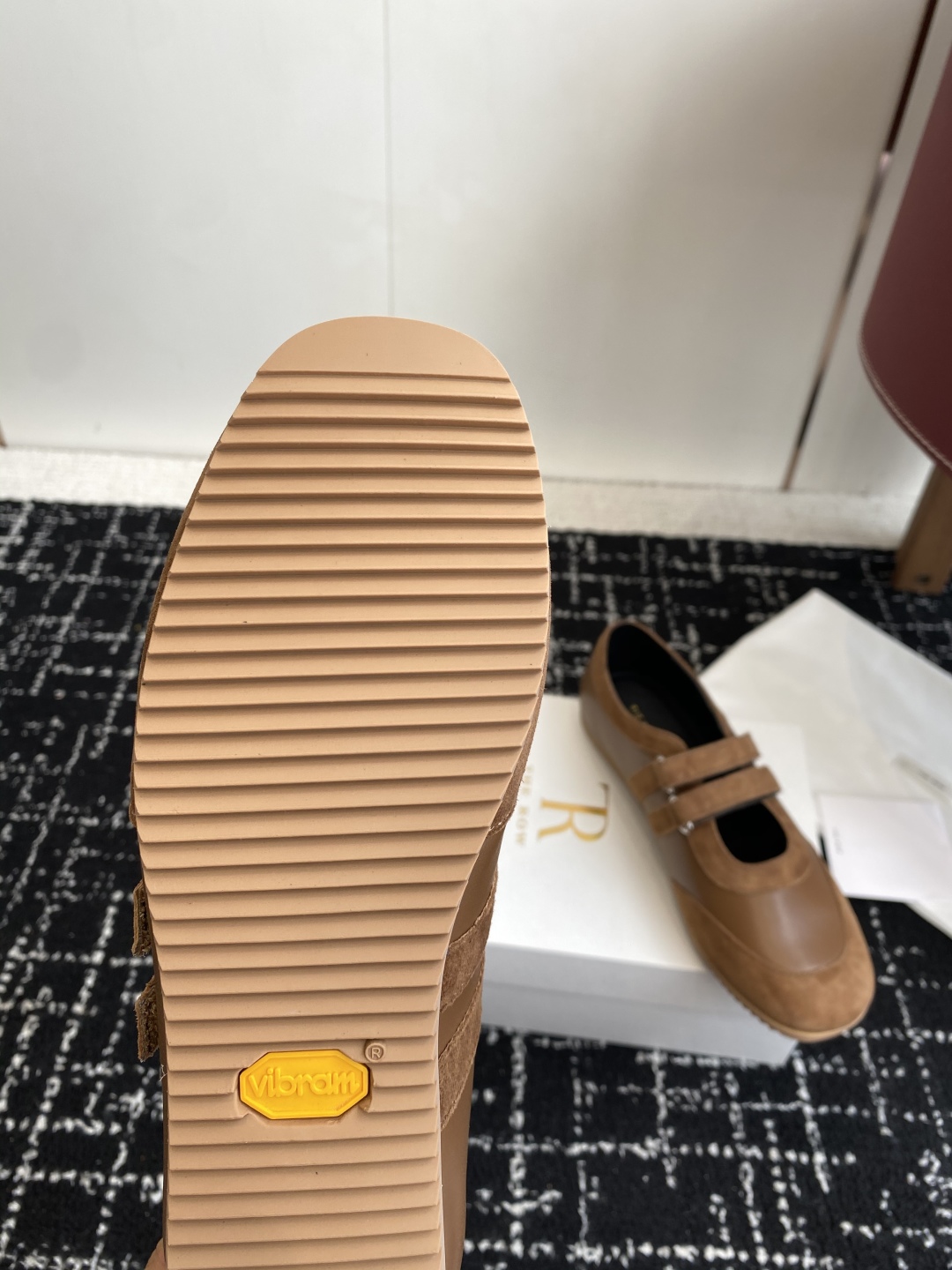 东莞代购级The Row 25ss 春夏新款 玛丽珍 德训鞋最新款运动鞋采用的鞋面是羊皮和麂皮拼接设计，