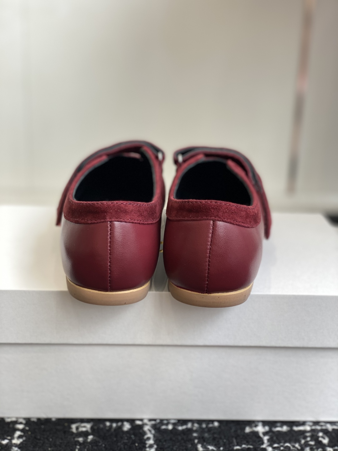 东莞代购级The Row 25ss 春夏新款 玛丽珍 德训鞋最新款运动鞋采用的鞋面是羊皮和麂皮拼接设计，