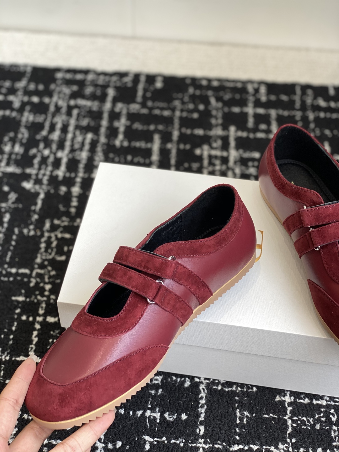 东莞代购级The Row 25ss 春夏新款 玛丽珍 德训鞋最新款运动鞋采用的鞋面是羊皮和麂皮拼接设计，