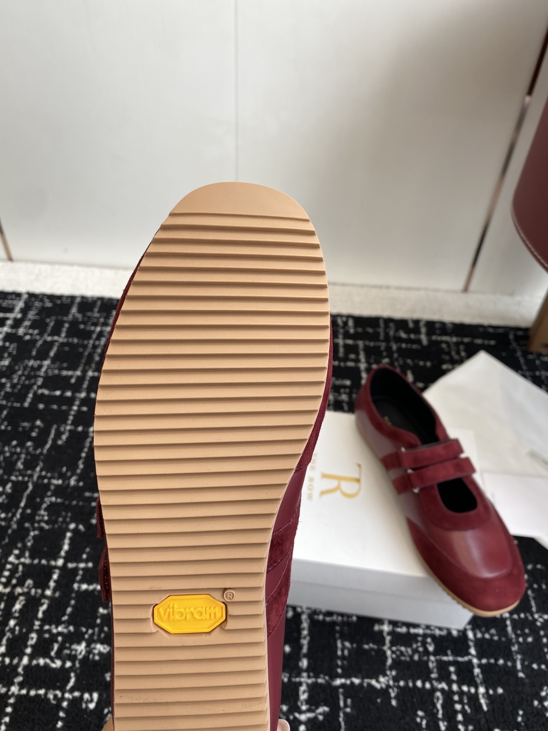 东莞代购级The Row 25ss 春夏新款 玛丽珍 德训鞋最新款运动鞋采用的鞋面是羊皮和麂皮拼接设计，