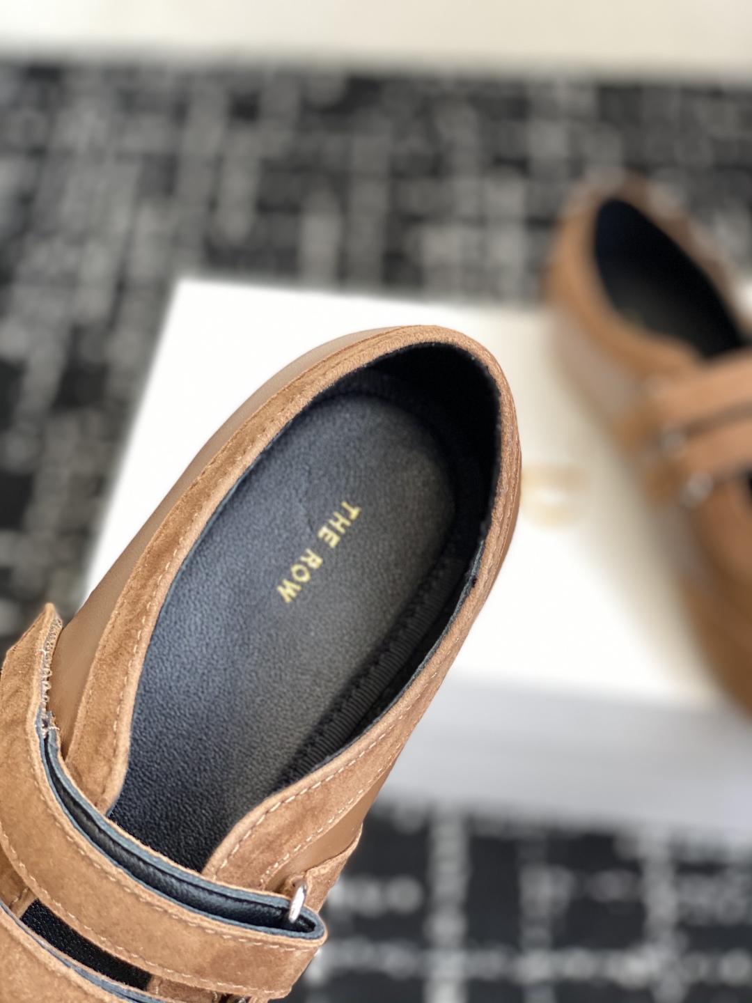 东莞代购级The Row 25ss 春夏新款 玛丽珍 德训鞋最新款运动鞋采用的鞋面是羊皮和麂皮拼接设计，
