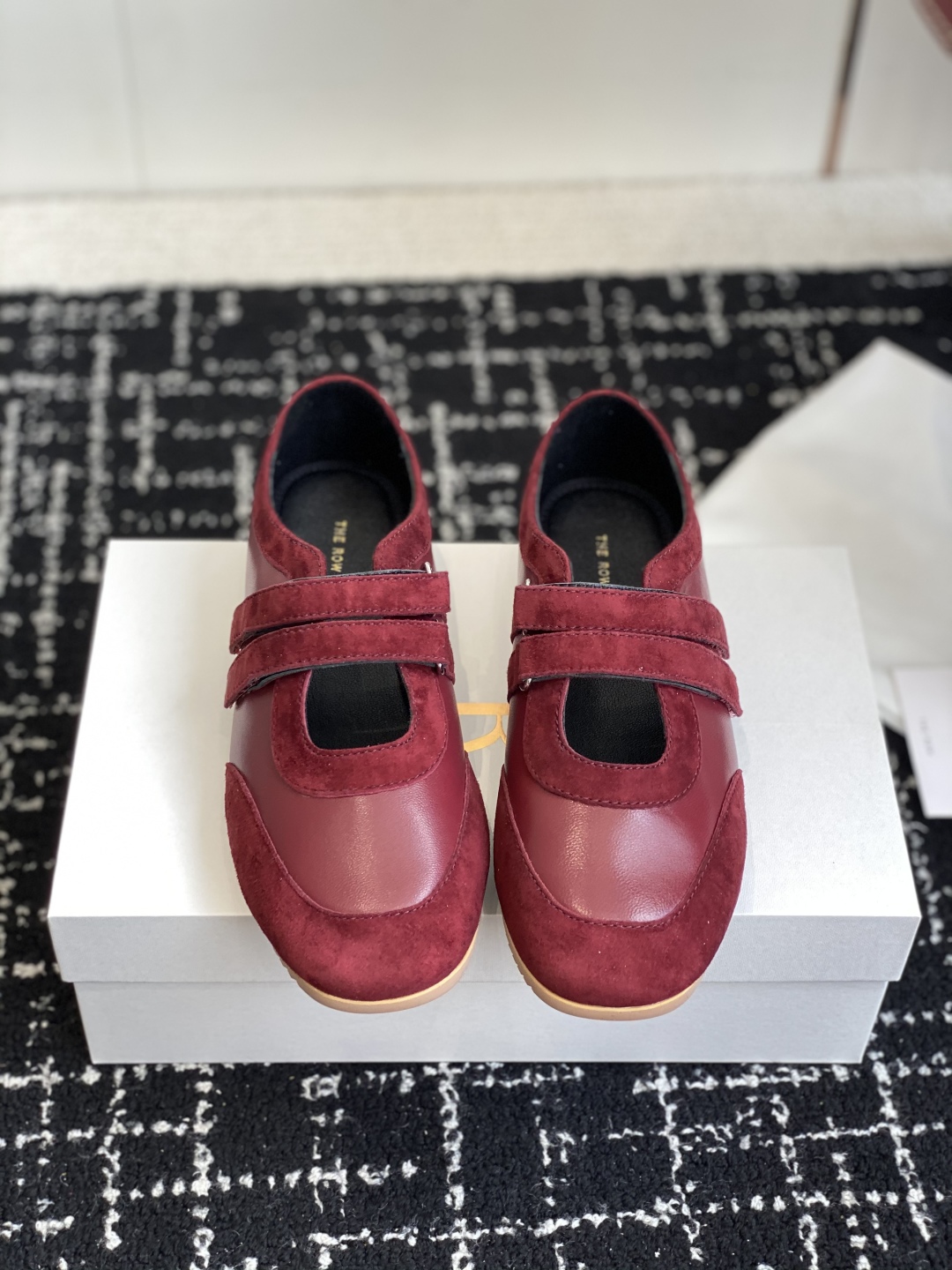 东莞代购级The Row 25ss 春夏新款 玛丽珍 德训鞋最新款运动鞋采用的鞋面是羊皮和麂皮拼接设计，