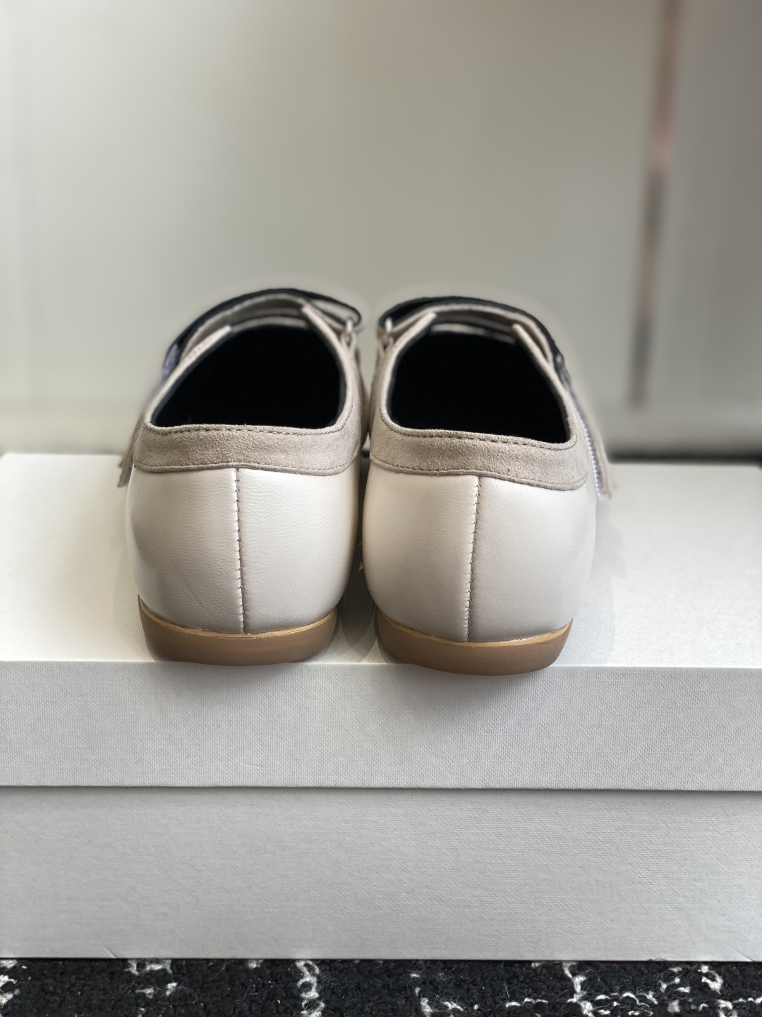 东莞代购级The Row 25ss 春夏新款 玛丽珍 德训鞋最新款运动鞋采用的鞋面是羊皮和麂皮拼接设计，