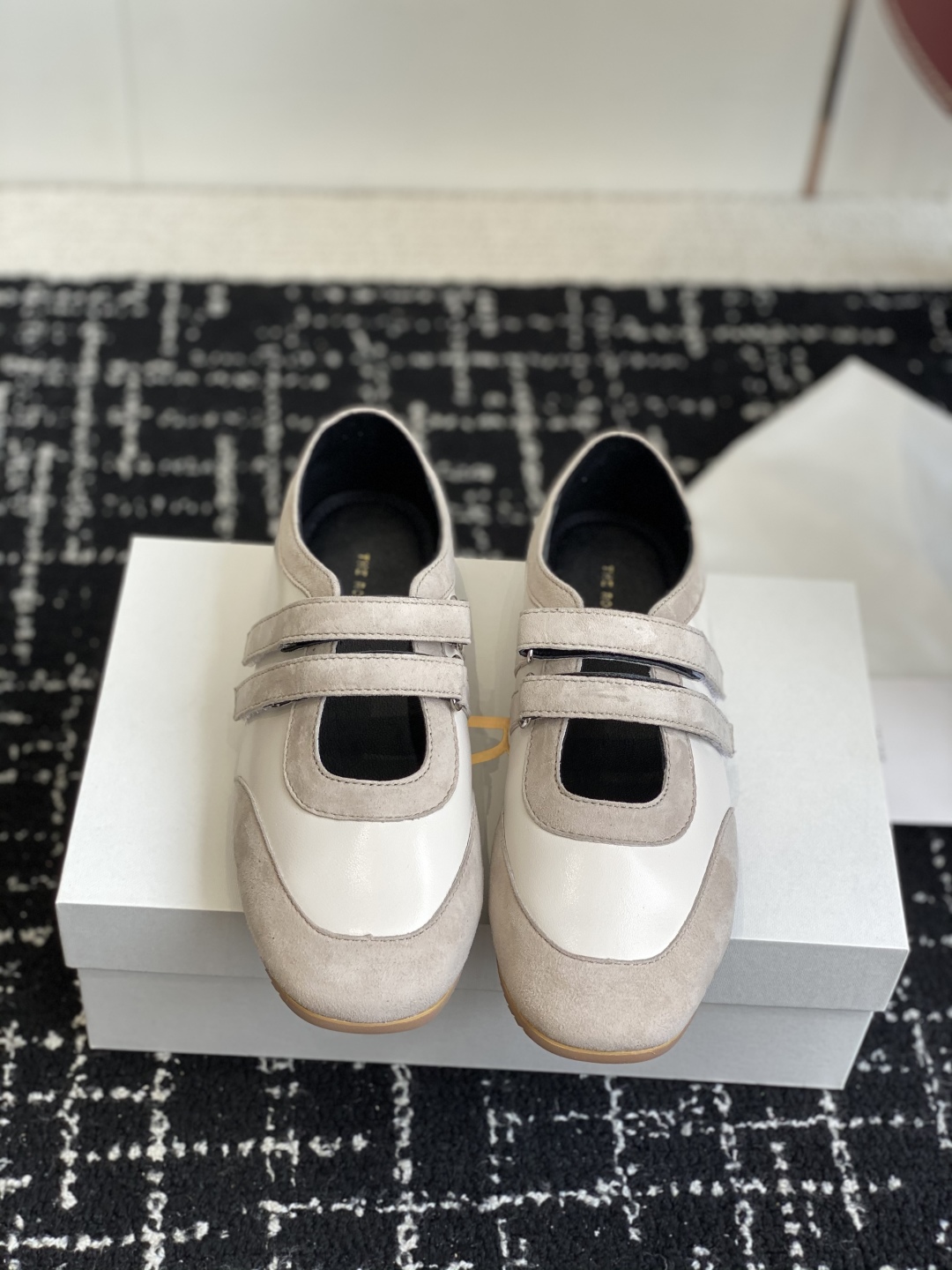 东莞代购级The Row 25ss 春夏新款 玛丽珍 德训鞋最新款运动鞋采用的鞋面是羊皮和麂皮拼接设计，
