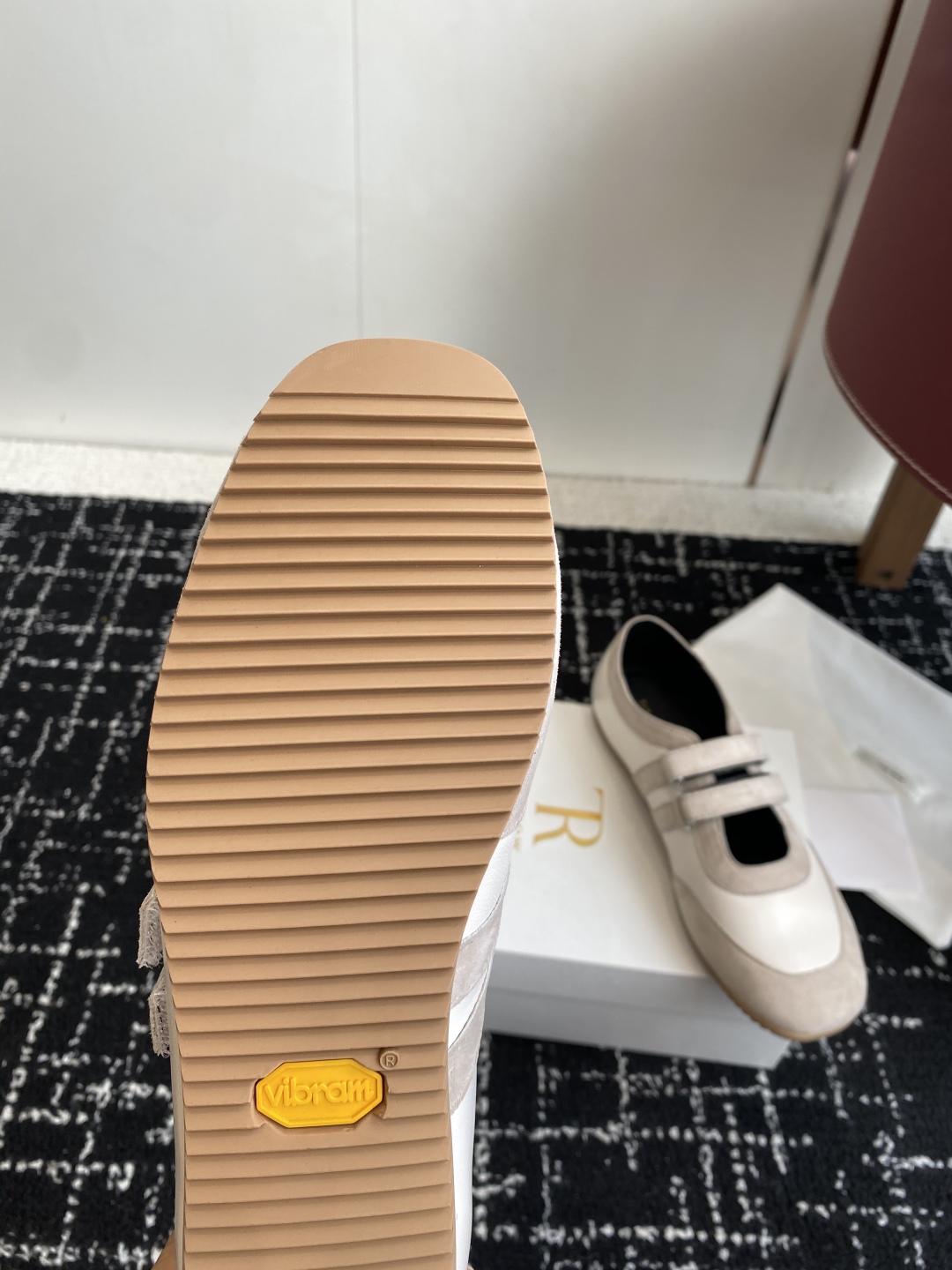 东莞代购级The Row 25ss 春夏新款 玛丽珍 德训鞋最新款运动鞋采用的鞋面是羊皮和麂皮拼接设计，