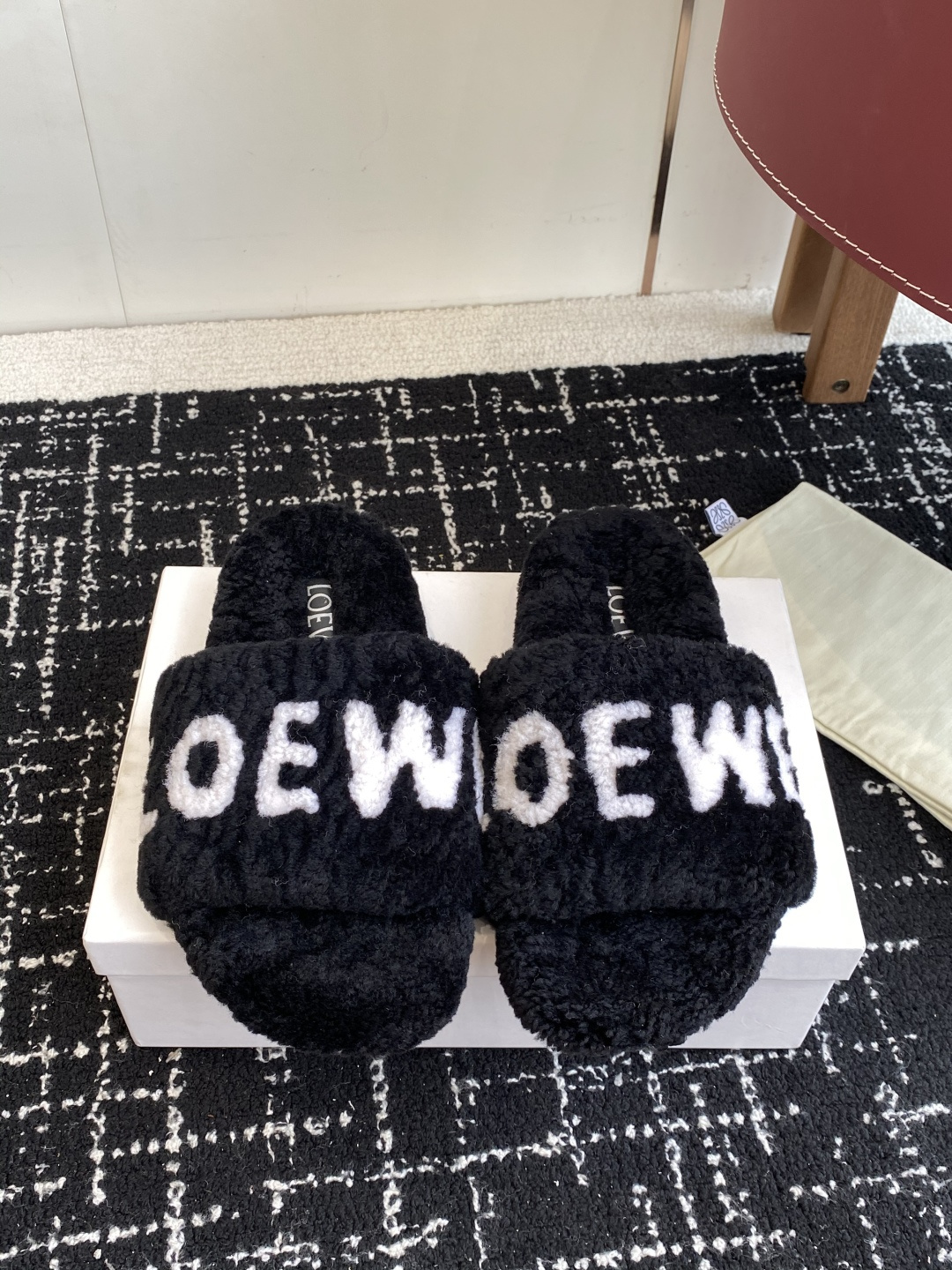 NO:533729,Loewe 25ss new autumn and winter wool slippers Ergonomic design dispersing foot pressure Protects ankle The footbed has a certain shrinkage and can fit the foot after wearing for a long time EVA sole has high elasticity and tensile resistance. It has good shock resistance and cushioning. Suitable for all seasons. The soft footbed uses an extra foam cushioning layer to provide extra comfort and full-day support Size35-41 (40 41 custom made without return or exchange), fur shoes, loewe, loewe, slippers19860909Loewe 罗意威 25ss 秋冬新款 羊毛拖鞋  人体工学设计分散脚部压力 保护脚踝 鞋床具有一定的收缩性 长时间穿着后能贴合脚型 EVA鞋底回弹性和抗张性力高 具有良好的防震、缓冲性 四季皆宜 柔软的鞋床采用额外的泡沫缓冲层 提供额外的舒适感和全天支撑 Size35-41（40 41订做不退换）,毛毛鞋拖鞋,loewe,loewe,slippers,Women's Shoes