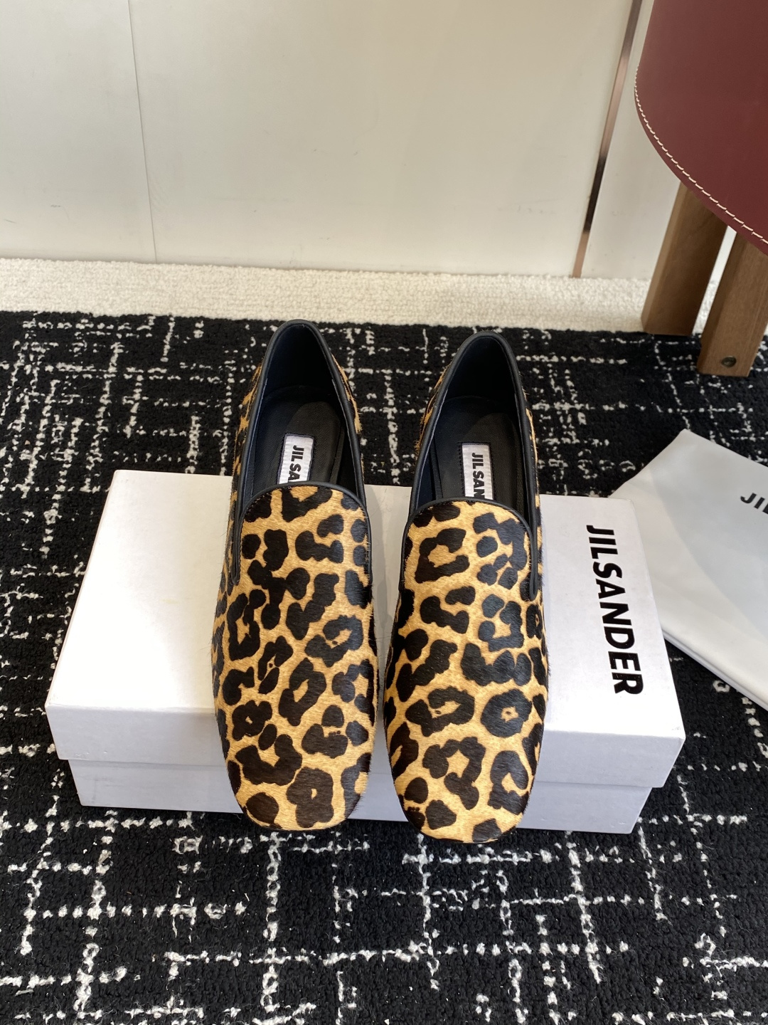 NO:544142,Purchase grade flat sole high heel FW25 JILSANDER JILSANDER A good and beautiful single shoes. It’s time to pay for the shoes. This deep-mouth door dense shoe is specially equipped with feet, showing the capable temperament, classic and elegant cowhide material, soft and delicate, easy to match with elegant head shape and sexy chain design, revealing a feminine taste. Breathable sheepskin inner, comfortable and not stuffy, and it’s more comfortable to go on, and it’s not tiring to walk. Outsole Italian leather sole + injection rubber (original board process) Heel high flat sole 6.5cm Size35-41 (40 41 custom made without return or exchange), single shoes, jil sander, cowhide, sheepskin19860909代购级平底 高跟 FW25 JILSANDER 吉尔桑德 好穿又好看的单鞋 入秋 该买单鞋了 这款深口门密鞋特别装脚,彰显干练气质,经典高雅牛皮材质,柔软细腻,易搭配优雅头型搭配性感链条设计,流露着若影若现的女人味.透气羊皮内里,舒适不闷脚,越穿越舒适,穿上走路完全不累 大底意大利真皮底＋注塑橡胶（原板工艺） 跟高平底 6.5cm Size35-41（40 41订做不退换）,单鞋,jil sander,cowhide,sheepskin,Women's Shoes