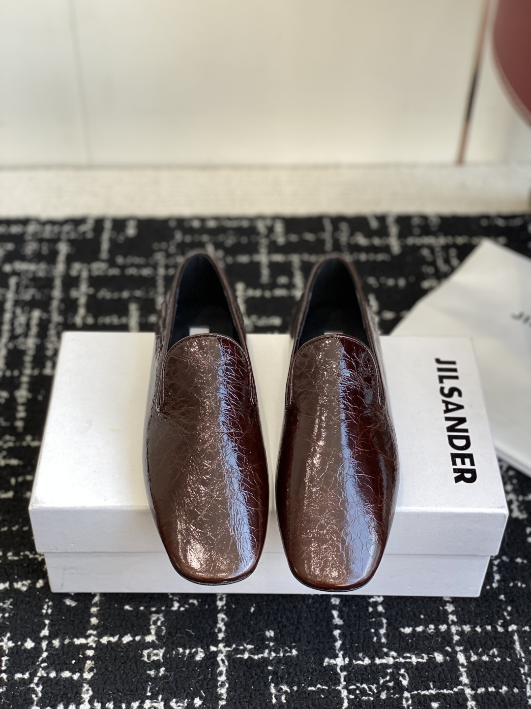 NO:544143,Purchase grade FW25 JILSANDER JILSANDER A good-looking single shoes. It's time to pay for the shoes. This deep-mouth door dense shoe is specially equipped with feet, showing the capable temperament, classic and elegant cowhide material, soft and delicate, easy to match with elegant head shape and sexy chain design, revealing a feminine taste. Breathable sheepskin inner, comfortable and not stuffy, and it's more comfortable to go on, and it's not tiring to walk. Outsole Italian leather sole + injection rubber (original board process) Size35-41 (40 41 custom made without return or exchange), single shoes, jil sander, cowhide, sheepskin19860909代购级 FW25 JILSANDER 吉尔桑德 好穿又好看的单鞋 入秋 该买单鞋了 这款深口门密鞋特别装脚,彰显干练气质,经典高雅牛皮材质,柔软细腻,易搭配优雅头型搭配性感链条设计,流露着若影若现的女人味.透气羊皮内里,舒适不闷脚,越穿越舒适,穿上走路完全不累 大底意大利真皮底＋注塑橡胶（原板工艺） Size35-41（40 41订做不退换）,单鞋,jil sander,cowhide,sheepskin,Women's Shoes