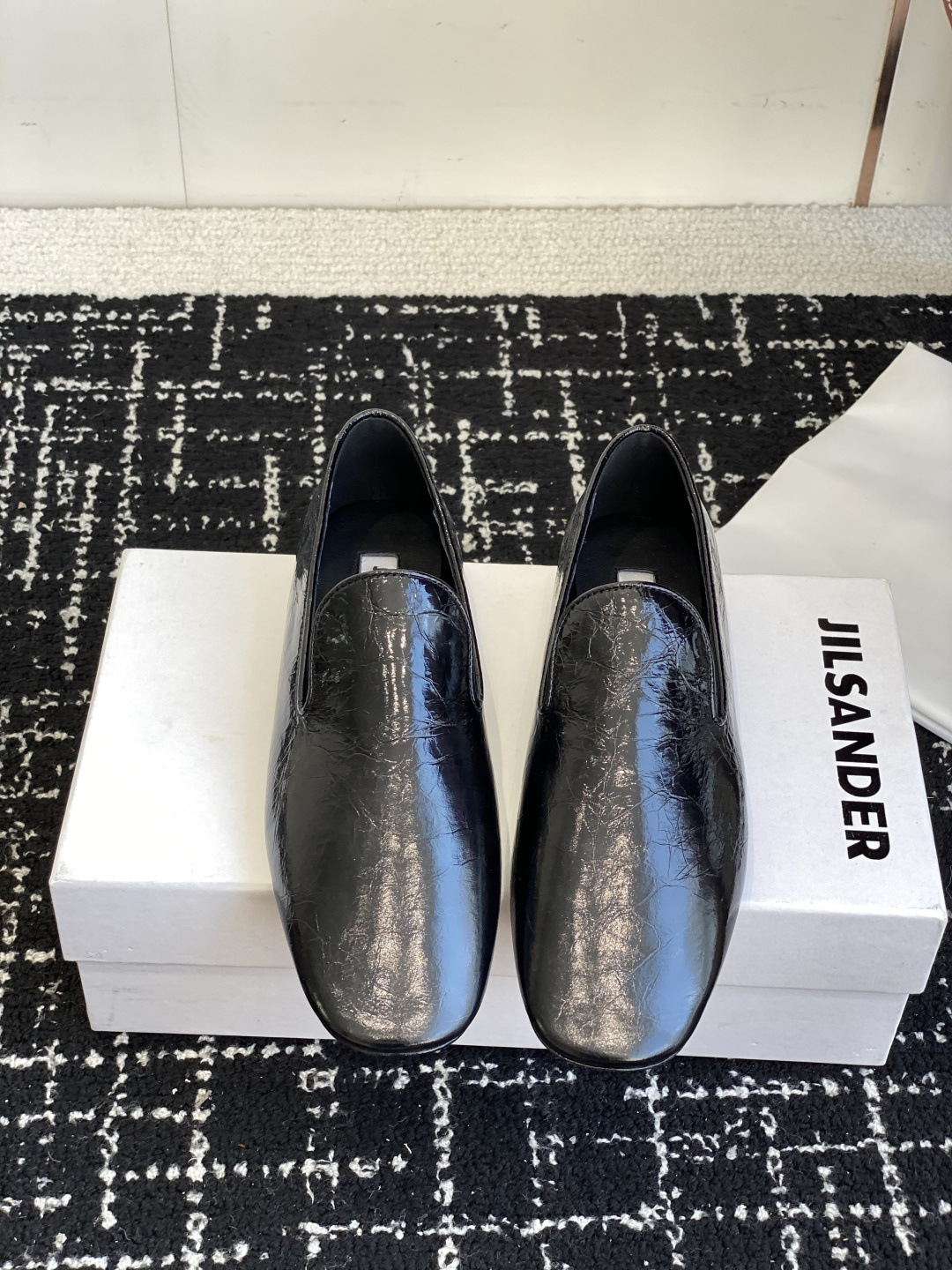 NO:544145,Purchase grade FW25 JILSANDER JILSANDER A good-looking single shoes. It's time to pay for the shoes. This deep-mouth door dense shoe is specially equipped with feet, showing the capable temperament, classic and elegant cowhide material, soft and delicate, easy to match with elegant head shape and sexy chain design, revealing a feminine taste. Breathable sheepskin inner, comfortable and not stuffy, and it's more comfortable to go on, and it's not tiring to walk. Outsole Italian leather sole + injection rubber (original board process) Size35-41 (40 41 custom made without return or exchange), single shoes, jil sander, cowhide, sheepskin19860909代购级 FW25 JILSANDER 吉尔桑德 好穿又好看的单鞋 入秋 该买单鞋了 这款深口门密鞋特别装脚,彰显干练气质,经典高雅牛皮材质,柔软细腻,易搭配优雅头型搭配性感链条设计,流露着若影若现的女人味.透气羊皮内里,舒适不闷脚,越穿越舒适,穿上走路完全不累 大底意大利真皮底＋注塑橡胶（原板工艺） Size35-41（40 41订做不退换）,单鞋,jil sander,cowhide,sheepskin,Women's Shoes