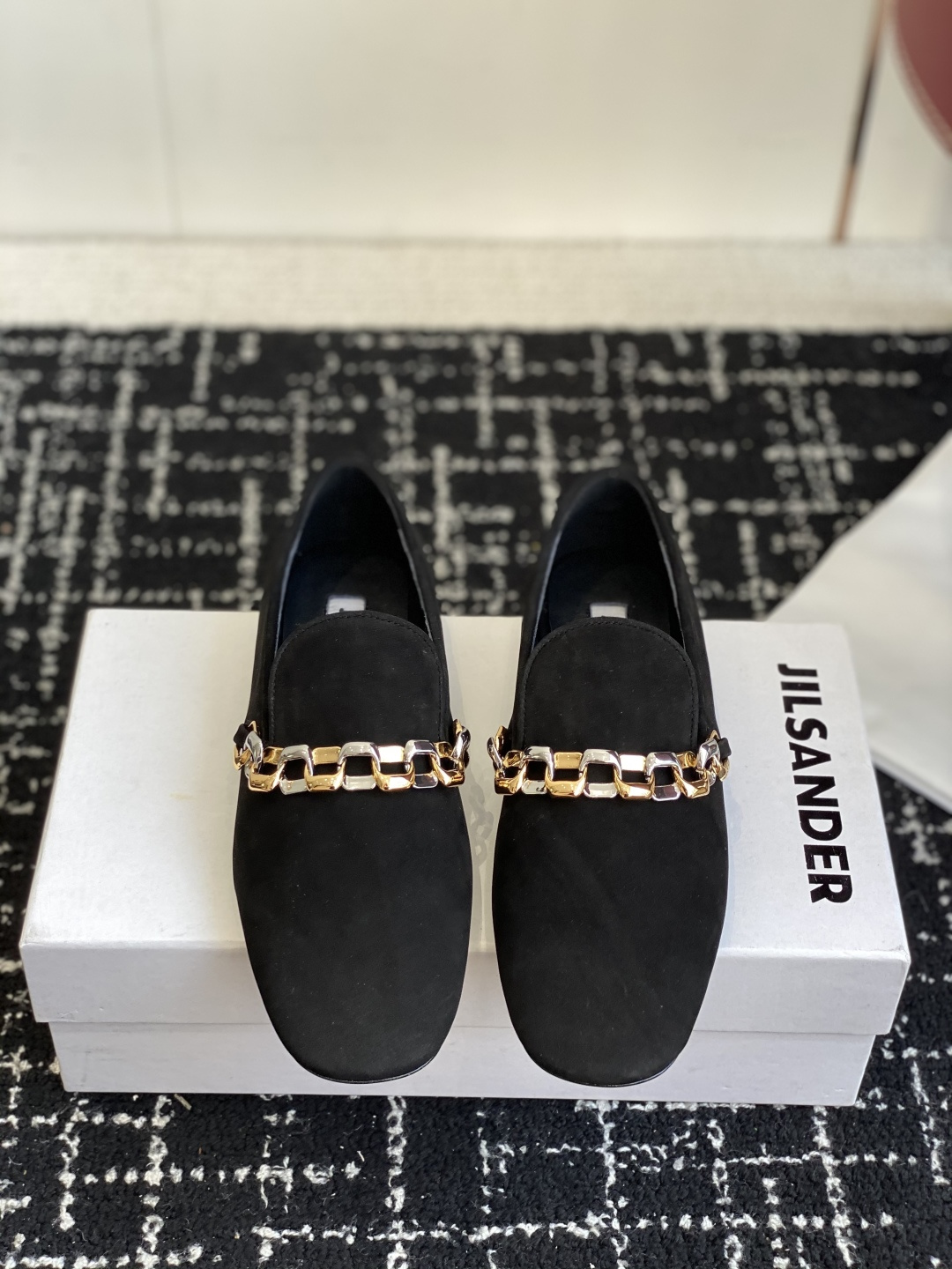 NO:544140,Purchase grade flat sole high heel FW25 JILSANDER JILSANDER A good and beautiful single shoes. It's time to pay for the shoes. This deep-mouth door dense shoe is specially equipped with feet, showing the capable temperament, classic and elegant cowhide material, soft and delicate, easy to match with elegant head shape and sexy chain design, revealing a feminine taste. Breathable sheepskin inner, comfortable and not stuffy, and it's more comfortable to go on, and it's not tiring to walk. Outsole Italian leather sole + injection rubber (original board process) Size35-41 (40 41 custom made without return), single shoes, jil sander, cowhide, sheepskin19860909代购级平底 高跟 FW25 JILSANDER 吉尔桑德 好穿又好看的单鞋 入秋 该买单鞋了 这款深口门密鞋特别装脚,彰显干练气质,经典高雅牛皮材质,柔软细腻,易搭配优雅头型搭配性感链条设计,流露着若影若现的女人味.透气羊皮内里,舒适不闷脚,越穿越舒适,穿上走路完全不累 大底意大利真皮底＋注塑橡胶（原板工艺） Size35-41（40 41订做不退换）,单鞋,jil sander,cowhide,sheepskin,Women's Shoes