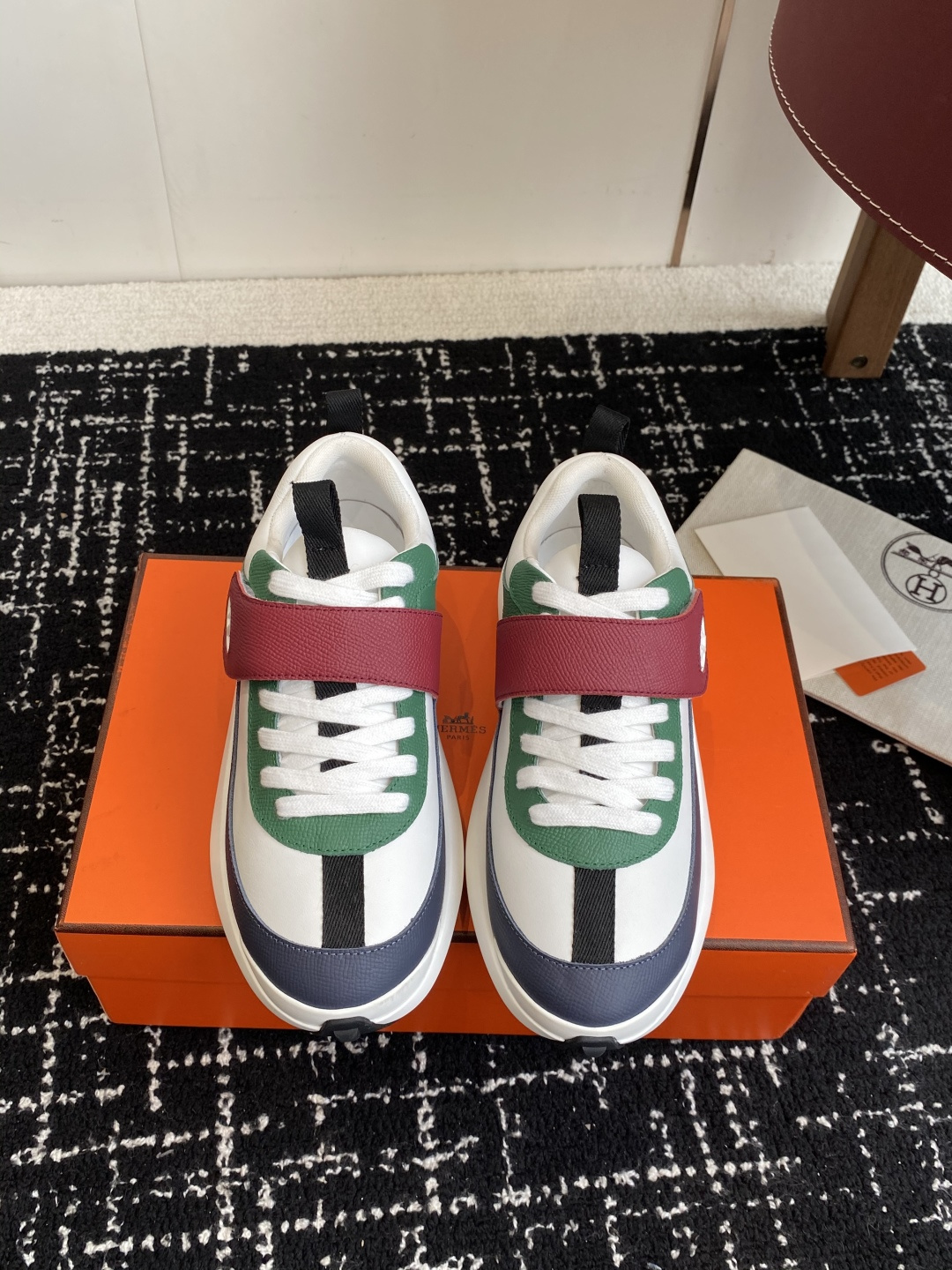 NO:544132,Purchase-level women, men's 25ss H home new products Hermes couple's sports shoes, imported cowhide imported suede hollowed out sports and fashionable upper full circle top layer calfskin without interruption, atmospheric luxury Customized HERMES double lifting design, outsole adopts foam shock absorbing midsole + TPU film double-layer combination, casual sports, fashionable and versatile, super comfortable on the feet Size women's 35-41 (40 41 custom-made non-return and exchange) Men's 38-45 (45 custom-made non-return and exchange), dad shoes, hermes, hermes, sneakers, cowhide, chamois leather19860909代购级女 男款 25ss H家新品 Hermes 爱马仕 情侣款 运动鞋 采用进口牛皮 进口麂皮镂空 运动时尚鞋面整圈头层小牛皮无断接大气奢华 定制HERMES 双提环设计 大底采用发泡减震中底+TPU底片双层组合 休闲运动 时尚百搭 上脚超级舒适 Size女35-41（40 41订做不退换） 男38-45（45 订做不退换）,老爹鞋,hermes,hermes,sneakers,cowhide,chamois leather,Women's Shoes