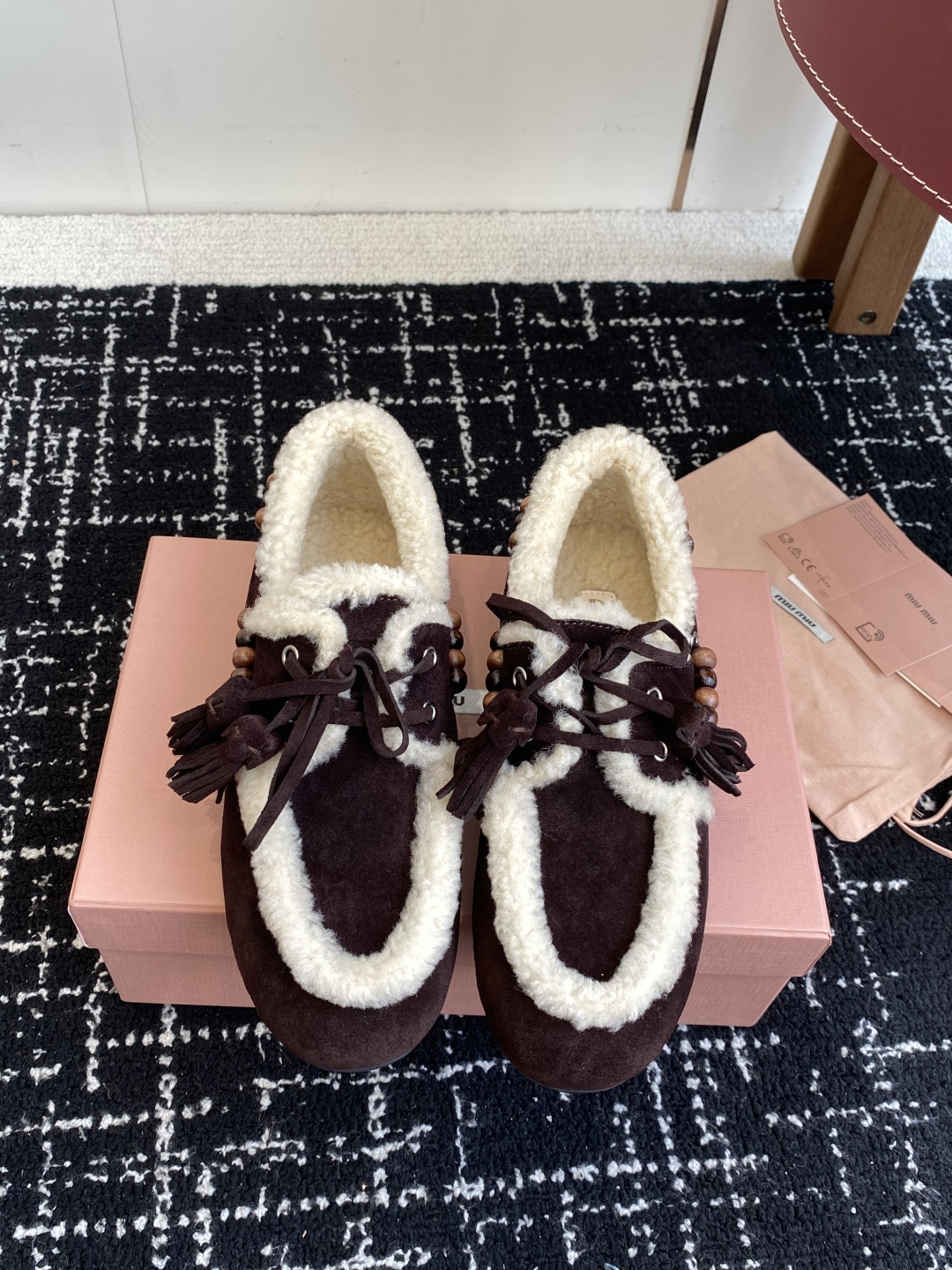 NO:491421,Purchase grade (official website synchronous box packaging) MiuMiu 2025ss autumn and winter Pure wool loafer shoes Show new style The gospel of the young lady driving retro fashion Simple and high-end casually matched It is very comfortable to put on the feet The upper and the embossed logo logo highlights the unique classic style, the original fabric is ox-reverse velvet inner sheep curl Outsole original open mold rubber sole Size35-40 (40 custom made without return or exchange), loafers, miumiu, loafers19860909代购级（官网同步盒包装） MiuMiu 缪缪2025ss秋冬 纯羊毛乐福豆豆鞋 走秀新款 开车小姐姐的福音复古时尚 简约高级 随意搭配 上脚非常舒适 鞋面采用和压花徽标logo彰显别具一格的经典格调, 面料原版牛反绒 内里羊卷毛 大底原版开模橡胶大底 Size35-40（40订做不退换）,乐福鞋,miumiu,loafers,Women's Shoes