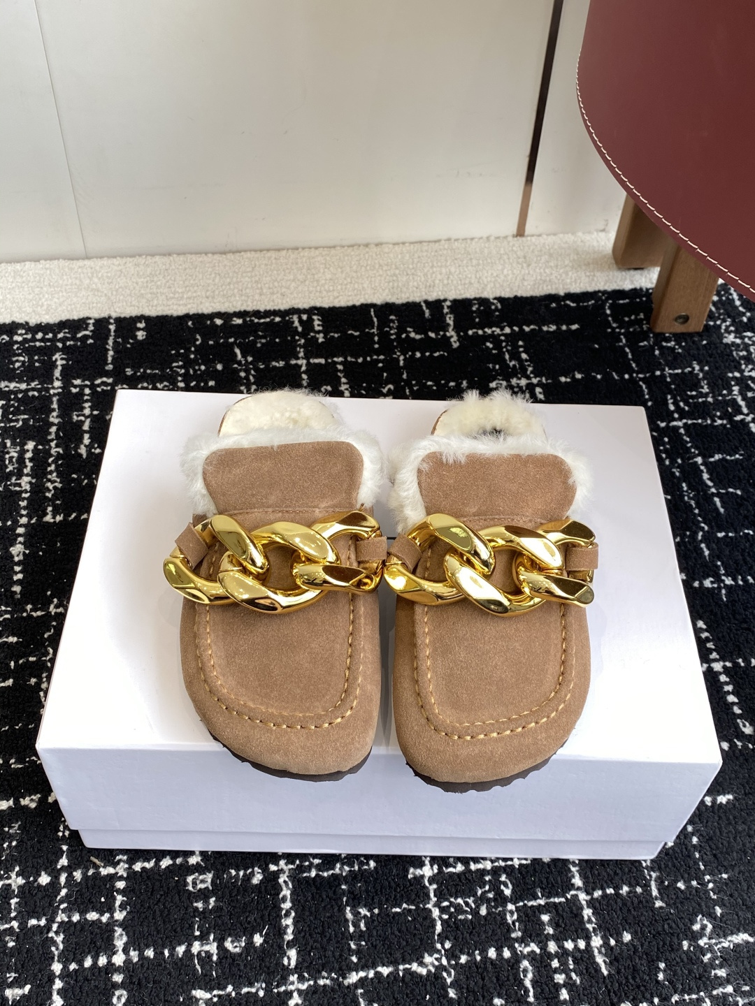 NO:544115,Purchase grade JW Anderson 25ss New autumn and winter big gold chain fur slippers has changed the weather, the season has changed, the weather is getting colder, add fur slippers at the request of babies, and put on a new style of sheep curly drag, not bad, warm and cute, both indoor and outdoor, wear both imported suede, inner wool, large sole original private mold cork sole Size35-40 (40 custom made without return or exchange), semi-drag fur shoes, slippers, chamois leather19860909代购级 JW Anderson 25ss 秋冬新品大金链子毛拖鞋 变天啦 换季啦 天气逐渐变冷 应宝宝们要求加做毛拖鞋 上新一款羊卷毛拖 还不错哦 保暖又可爱 室内室外都 穿哦 鞋面进口麂皮 内里羊毛里 大底原版私模软木底 Size35-40（40订做不退换）,半拖毛毛鞋,slippers,chamois leather,Women's Shoes