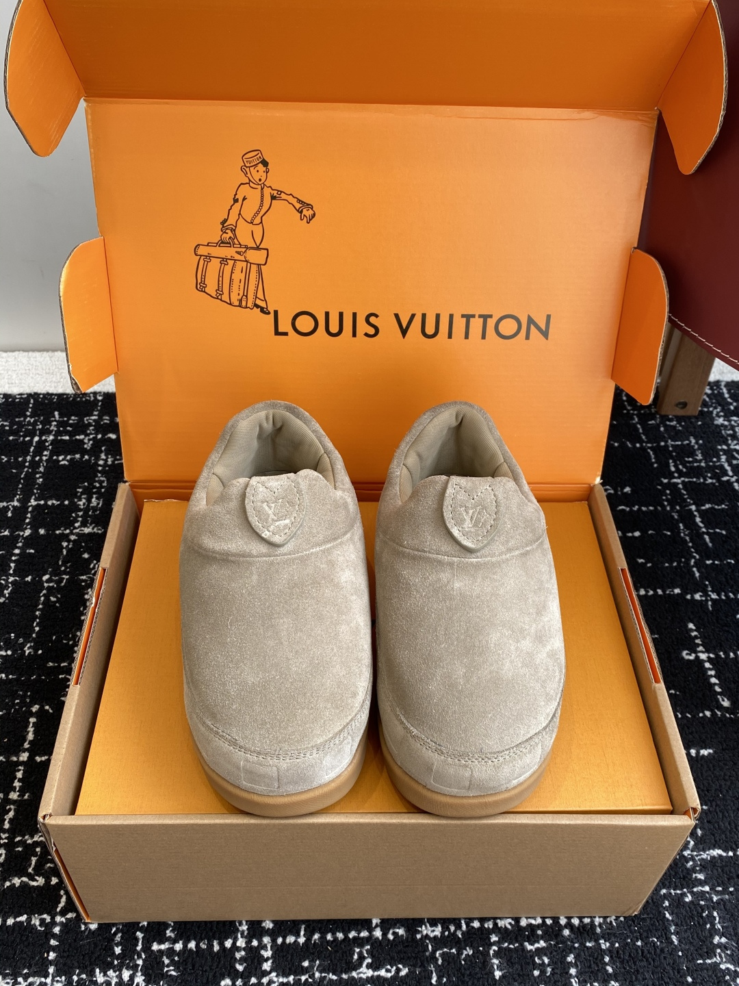 NO:544109,Purchase grade (official website synchronous box packaging) LV x nigo co-branded model Fat Ding, bun, Forrest Gump shoes, thick sole, casual, sports shoes, original purchase and development, making goods LV Yeti lace-up shoes are from the LV Yeti series, avant-garde brushstrokes combine Japanese 'little feet' fashion aesthetics with Louis Vuitton classic elements, cleverly greeting the traditional Japanese culture of taking off shoes. Suede cowhide leather partially imprinted Nigo reinterpreted Damier pattern, comfortable loafer configuration highlights the street style Fabric: original imported suede, original custom breathable net, sole original open mold and anti-slip TPU material, sole thickness 5CM Size: 35-41 (40 41 custom made without return), casual shoes/sports shoes, louis vuitton, louis  vuitton,sneakers,cowhide,chamois leather19860909代购级（官网同步盒包装） LV x nigo联名款 胖丁 包子 阿甘鞋 厚底 休闲 运动鞋 原版购入开发 做货 LV Yeti 系带鞋出自 LV Yeti 系列,以前卫笔触融合日式“小脚”时尚美学与路易威登经典元素,巧妙致意入室脱鞋的日本传统文化.绒面牛皮革局部压印 Nigo 重绎的 Damier 图案,舒适便鞋构型彰显街头风范 面料:原版进口麂皮 内里原版定制透气网里 鞋底原版开模防滑TPU材质 底厚5CM Size: 35-41（40 41订做不退换）,休闲鞋/运动鞋,louis vuitton,louis vuitton,sneakers,cowhide,chamois leather,Women's Shoes