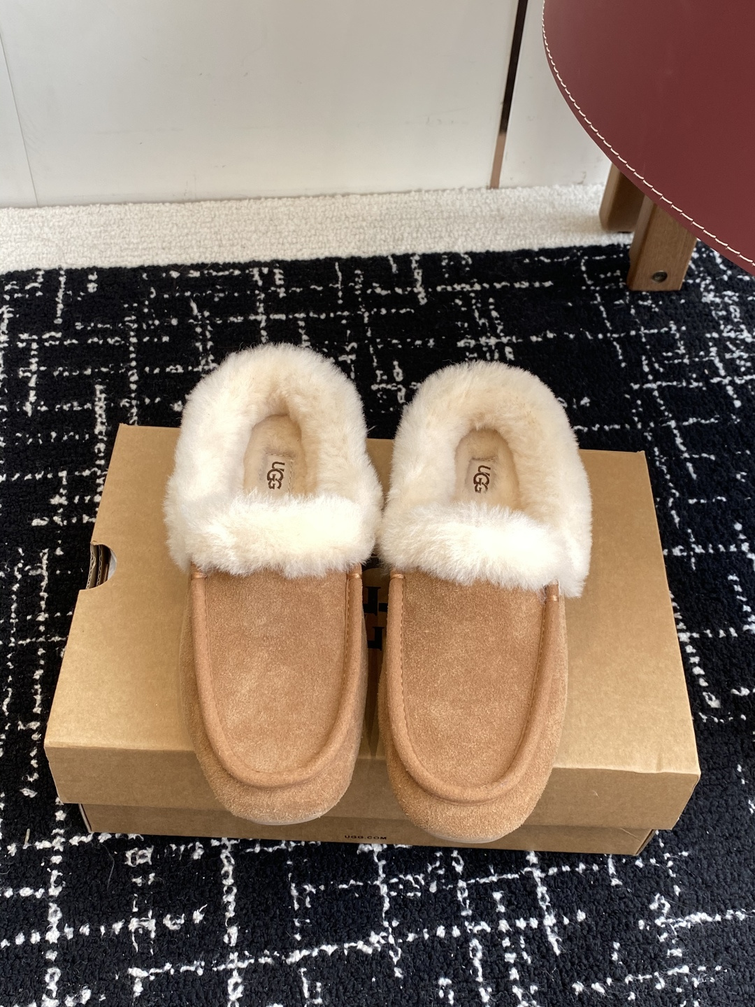 NO:544126,Purchase grade UGG 25 autumn and winter new style, new loafer series, Anslim mules, fashionable and comfortable, shallow mouth flat sole, casual loafers, classic fur leather with 10mm wool lining, shoe insole, fur collar, soft and comfortable, UGG classic hot embossed brand logo on the back, full texture, light rubber thin sole, non-slip, wear-resistant and comfortable, Size35-40, snow boots, loafers, boots, cowhide19860909代购级 UGG 25秋冬新款 便鞋新生系列 安思丽穆勒鞋 时尚舒适浅口平底一脚蹬休闲乐福鞋 经典翻毛牛皮搭配10毫米羊毛里衬 鞋内底 翻毛领 茸软舒适 后侧饰有UGG经典热压花品牌徽标 质感满满 轻盈橡胶薄底 防滑耐磨且舒适 Size35-40,雪地靴,loafers,boots,cowhide,Women's Shoes