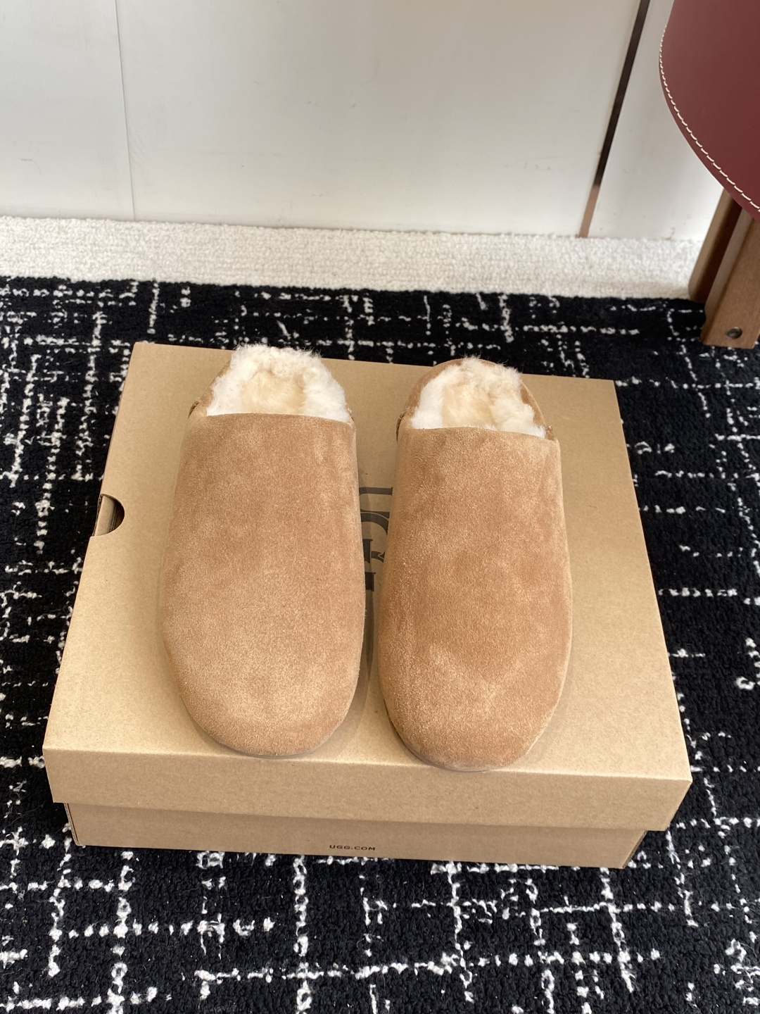 NO:544128,Purchase grade UGG 25 autumn and winter new style, new loafer series, Anslimuler mop, fashionable and comfortable shallow mouth flat sole, one foot pedal, semi-torch, classic fur cowhide leather with 10mm wool lining, shoe insole, fur collar, soft and comfortable, UGG classic hot embossed brand logo on the back, full texture, light rubber thin sole, non-slip, wear-resistant and comfortable, Size35-40 (40 custom made, no return or exchange), snow boots, boots, cowhide19860909代购级 UGG 25秋冬新款 便鞋新生系列 安思丽穆勒拖 时尚舒适浅口平底一脚蹬 半拖 经典翻毛牛皮搭配10毫米羊毛里衬 鞋内底 翻毛领 茸软舒适 后侧饰有UGG经典热压花品牌徽标 质感满满 轻盈橡胶薄底 防滑耐磨且舒适 Size35-40（40订做不退换）,雪地靴,boots,cowhide,Women's Shoes