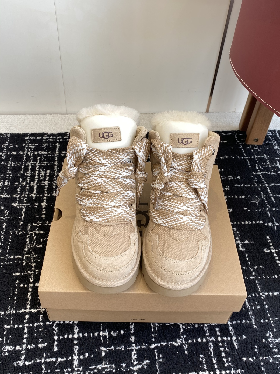 NO:544131,Purchase grade UGG fur integrated casual snow boots I have seen too many classic styles and need some embellishments. This year I love wool knitting and has become the mainstream trend of popular outfits in the cold winter. What else is more eager for comfort and warmth in the long winter? Size#35-40 (40 custom made without return or exchange), snow boots, boots19860909代购级 UGG 皮毛一体 休闲雪地靴 看多了经典款 需要一些点缀 今年特别爱毛线编织 成为寒冬流行穿搭的主流趋势 漫长的冬日还有什么比舒适度保暖更渴求呢 Size#35-40（40订做不退换）,雪地靴,boots,Women's Shoes