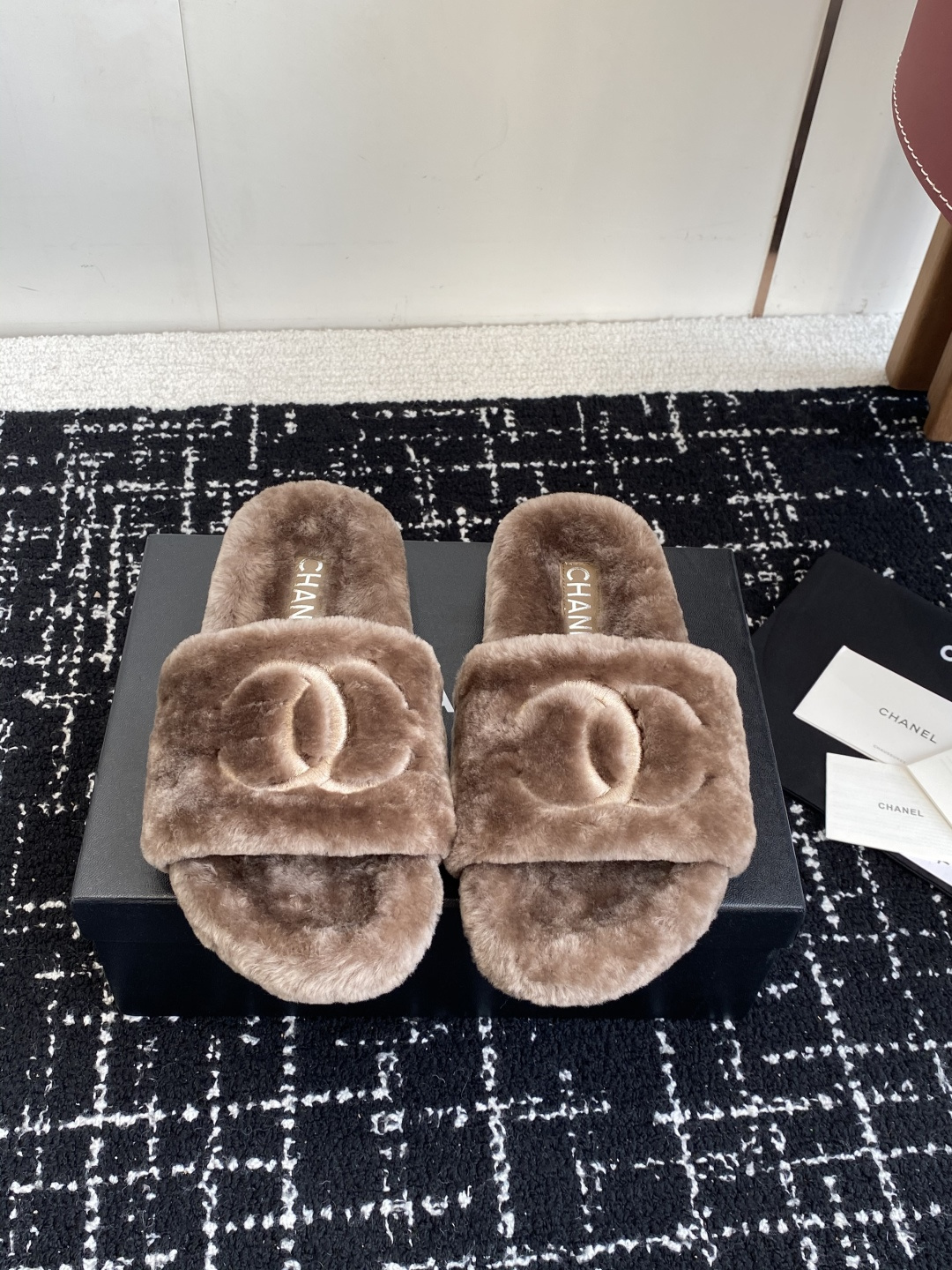 NO:544123,Purchasing grade Chanel classic four-season double C fur slippers!  This fleece is really cute~ Soft and fluffy fur, comfortable and warm feet! Increase height to make your legs look longer! It is casual and lazy with socks in autumn and winter. It looks beautiful and fashionable! It is so beautiful! Imported wool, delicate and soft and silky feel Rubber outsole Size#35-39 (customized on 40/41), fleece slippers, chanel, slippers, socks19860909代购级 Chanel 经典四季双C毛毛拖鞋！这款毛拖真的是真太可爱了～ 柔软蓬松的毛毛,舒服暖脚! 增高显腿长! 秋冬搭配袜子休闲又慵懒 上脚真的好看又时髦!美腻美爆了! 进口羊毛,手感细腻柔软丝滑 橡胶大底 Size#35-39（40/41定制）,毛毛鞋拖鞋,chanel,slippers,socks,Women's Shoes