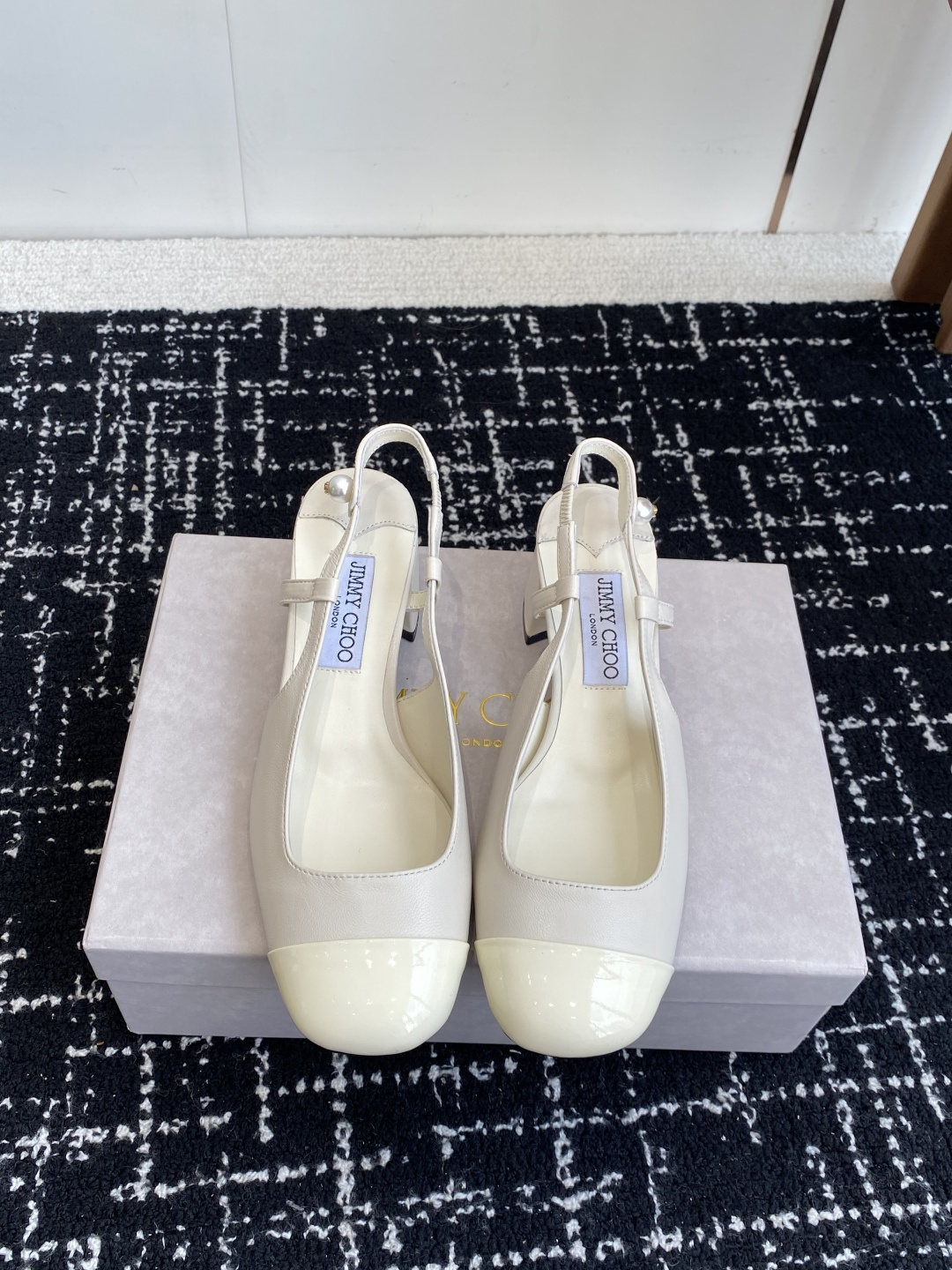 NO:544129,Purchase level Jimmy Choo Highest quality Latest splicing Thick heels Empty sandals Synchronous counter Special feature exquisite, comfortable and casual, sweet, easy to satisfy without any relieving wind blingbling Bling Blows in front of you with a noble and elegant atmosphere, shining and not vulgar!  The shoe shape is very modified with the foot shape, the smooth lines show a sense of high-end feeling, and the foot is exquisite and age-reducing!  Fabric sheepskin patent leather imported sheepskin, Italian genuine leather outsole Heel height 4.5 Size35-41 (40 41 custom made without return), high heels sandals, jimmy choo, sandals, high heels, sheepskin, Leather soles19860909代购级 Jimmy Choo 最高品质 最新拼接 粗跟 后空凉鞋 同步专柜 主打精致 舒适度休闲 甜美  无解风都轻松满足 blingbling 迎面扑来高贵典雅的气息,闪亮不显庸俗！鞋型非常修饰脚型,流畅线条尽显高级感,上脚精致又减龄！ 面料羊皮 漆皮 内里进口羊皮, 意大利真皮大底 跟高4.5 Size35-41（40 41订做不退换）,高跟鞋凉鞋,jimmy choo,sandals,high heels,sheepskin,Leather soles,Women's Shoes