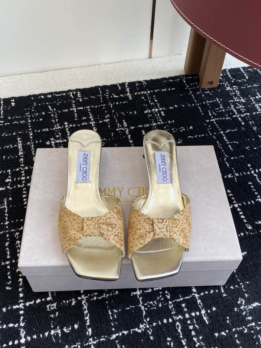 NO:682860,Purchasing agent Jimmychoo Jimmy Choo 2025ss, limited edition square-toed slippers at the counter. Simple and elegant, the back strap is shaped to give people a refreshing and atmospheric feeling!   The same trendy shoes worn by superstar Kendou, famous models, and celebrities from all walks of life!  Different styles of sandals available in four colors!  Fabric: Special rusty fabric Lining: Imported lambskin Outsole Italian leather outsole Heel height 3.5cm Size# 35-39 (34 40 41 42 customized, non-returnable and non-exchangeable), slippers, jimmy choo, jimmy choo, sandals, slippers, sheepskin, Leather soles19860909代购级 Jimmychoo吉米周2025ss,专柜限量款方头拖鞋 简约大气,后带工形 给人清爽大气的感觉！  巨星肯豆同款 著名模特 各界名媛网红同款潮鞋！与众不同 风情万种凉鞋 四色齐发！ 面料:特殊电锈布料 内里:进口小羊皮 大底意大利真皮大底 跟高3.5cm Size# 35-39(34 40 41 42 定做不退不换),拖鞋,jimmy choo,jimmy choo,sandals,slippers,sheepskin,Leather soles,Women's Shoes