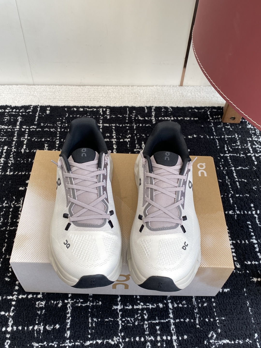 NO:544125,The original version of Guansheng On Cloudtilt is the same as the star style, fashion trend, super lightweight, soft and comfortable, casual running shoes!  This Cloudtilt adopts a new and clever sock cover structure design, which is easy to put on and take off, and the exterior is quick to lace up and easy to step in. The Seiko mesh upper uses original color yarn dyeing technology to make it breathable, soft and comfortable. It uses CloudTec Phase midsole technology, and it is paired with a cushioned midsole to provide a smooth and lightweight sports experience. After careful crafting, it can provide fine mechanical support and stable performance for your feet to travel and move freely!  It also brings a smoother step experience!  Size 36 36.5 37 38 38.5 39 40 40.5 41 42 42.5 43 44 44.5 45 46, casual shoes/sneakers, sneakers19860909莞产纯原版本 On 昂跑 Cloudtilt 明星同款 时尚潮流 超级轻量 柔软舒适 休闲跑鞋！ 该款 Cloudtilt 采用了全新巧妙的袜套结构设计,方便穿脱,外加快速系带设计轻松踏入,精工网眼鞋面采用原抽色纱染色技术制作工艺,透气柔软舒适,采用 CloudTec Phase 中底科技,搭配缓震中底提供流畅,轻量的运动体验,经过精雕细琢,可为你的脚部提供精细的力学支撑和稳定性能出行运动自如！同时可带来更流畅的迈步体验！ 尺码 36 36.5 37 38 38.5 39 40 40.5 41 42 42.5 43 44 44.5 45 46,休闲鞋/运动鞋,sneakers,Women's Shoes