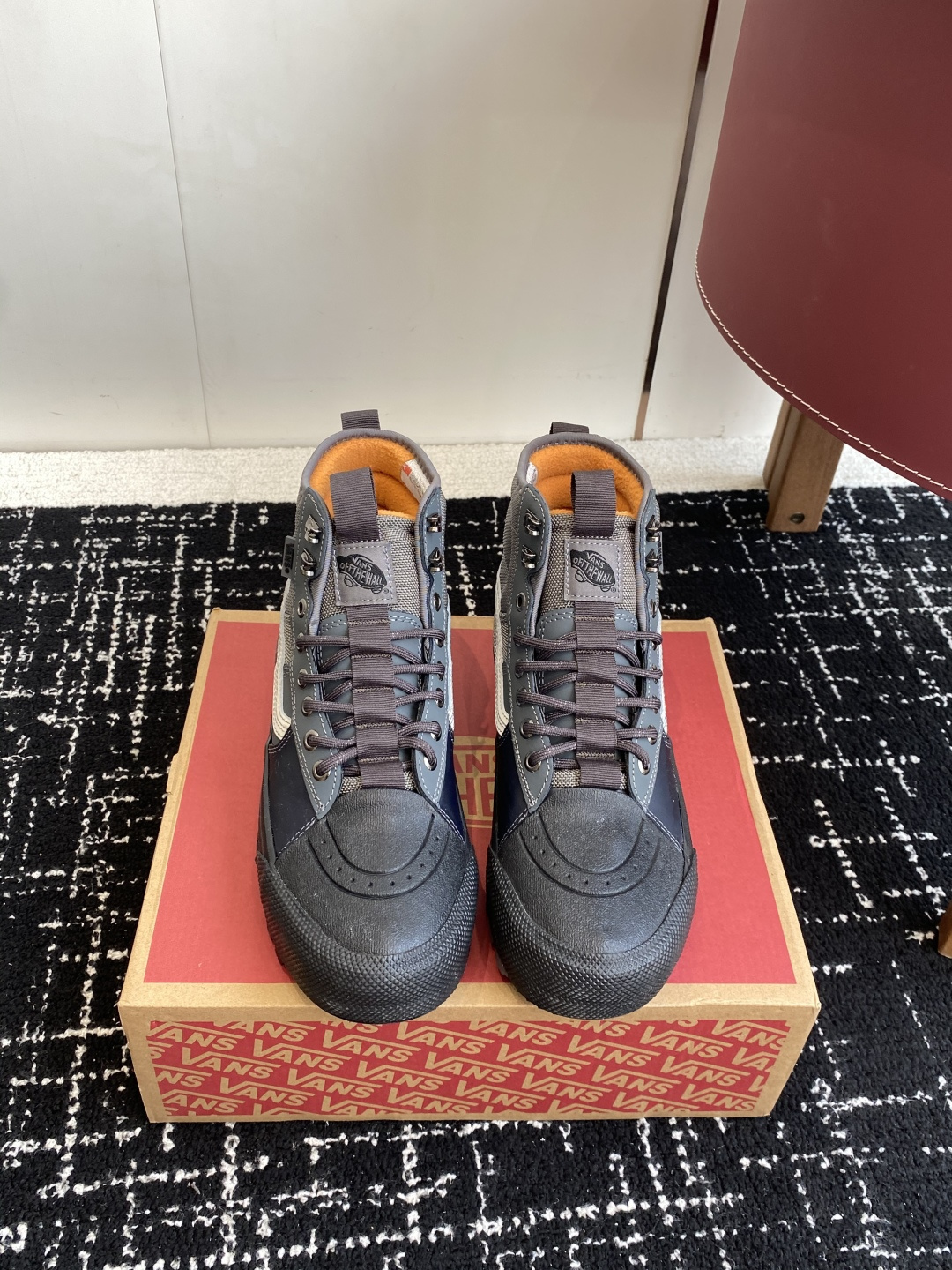 NO:682855,Dongguan purchasing agent Vans SK8 Gore-Tex Mte-3 Vans/autumn and winter new style, versatile and comfortable, waterproof and warm, non-slip and wear-resistant, outdoor functional shoes!   This upgraded version of the SK8 Gore-Tex-3 is made with Vans' most advanced all-weather technology, with a functional high-top shape, multiple protective functions, functional stitching, and durability, including GTX breathable 'waterproof', 'windproof' and 'coldproof' fabric 'to keep you dry' 3M Thinsu Iate insulation 'to keep you warm and comfortable' and Mte-3 with All-Trac rubber compound  Outsole, strong grip chassis, steady through the mountains, 'keeps you standing' this uncompromising upgraded version of SK8 Tex-3 fulfills its promise for cold weather, and is also su19860909东莞代购级 Vans SK8 Gore-Tex Mte-3 万斯/秋冬新款 百搭舒适 防水保暖 防滑耐磨 户外功能鞋！  该款 SK8 Gore-Tex-3 升级版采用 Vans 最先进的全天候专用技术制作,机能高帮造型,多重防护功能,机能拼接,耐穿够有范,包括 GTX 透气“防水”“防风”“防寒”面料“可让您保持干爽”保温的 3M Thinsu Iate 隔热“可让您保温暖舒适”以及采用 All-Trac 橡胶复合材料的 Mte-3 外底,强劲抓力底盘,稳步穿行山野,“可让您保持站立”这款毫不妥协的 SK8 Tex-3 升级版实现了对寒冷天气的承诺,也适合各种地形复杂冒险无可阻挡,每一步都轻盈软绵,踏入自然,尽享舒适徒步之旅 尺码 36 37 38 39 40 41 42 43 44 45,休闲鞋/运动鞋,sneakers,Women's Shoes