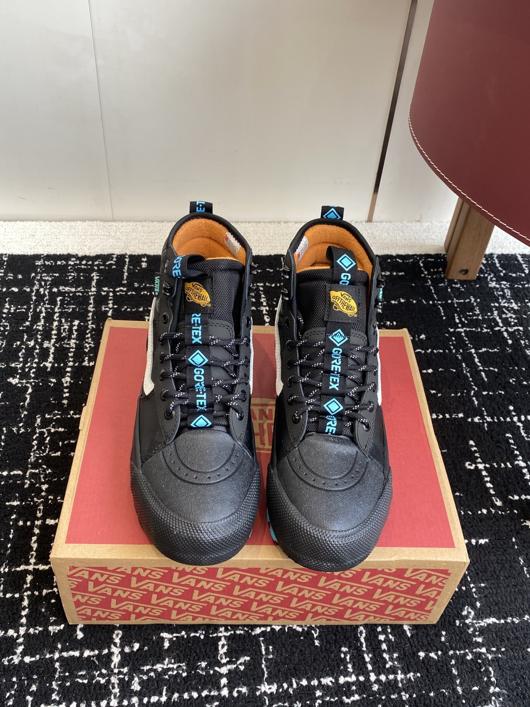 NO:544127,Dongguan purchasing agent Vans SK8 Gore-Tex Mte-3 Vance/New autumn and winter models, versatile and comfortable, waterproof and warm, non-slip and wear-resistant, outdoor functional shoes!   The upgraded version of the SK8 Gore-Tex-3 is made with Vans' state-of-the-art all-weather technology, with high-performance styling, multiple protection functions, functional splicing, and durability. This upgraded version of the SK8 Gore-Tex-3 is a GTX breathable 'waterproof', 'windproof' and 'coldproof' fabric that 'keeps you dry' and the thermal insulation 3M Thinsu Iate 'keeps warm and comfortable' and the Mte-3 outsole with All-Trac rubber composite material, a strong grip chassis, steadily traveling through the mountains and fields, 'keeps you standing'. This uncompromising version of the SK8 Tex-3 fulfills its promise for cold weather and is also suitable for various complex terrain adventures. Every step is light and soft, step into nature and enjoys a comfortable hiking trip Size 36 37 38 39 40  41 42 43 44 45, casual shoes/sports shoes, sneakers19860909东莞代购级 Vans SK8 Gore-Tex Mte-3 万斯/秋冬新款 百搭舒适 防水保暖 防滑耐磨 户外功能鞋！  该款 SK8 Gore-Tex-3 升级版采用 Vans 最先进的全天候专用技术制作,机能高帮造型,多重防护功能,机能拼接,耐穿够有范,包括 GTX 透气“防水”“防风”“防寒”面料“可让您保持干爽”保温的 3M Thinsu Iate 隔热“可让您保温暖舒适”以及采用 All-Trac 橡胶复合材料的 Mte-3 外底,强劲抓力底盘,稳步穿行山野,“可让您保持站立”这款毫不妥协的 SK8 Tex-3 升级版实现了对寒冷天气的承诺,也适合各种地形复杂冒险无可阻挡,每一步都轻盈软绵,踏入自然,尽享舒适徒步之旅 尺码 36 37 38 39 40 41 42 43 44 45,休闲鞋/运动鞋,sneakers,Women's Shoes