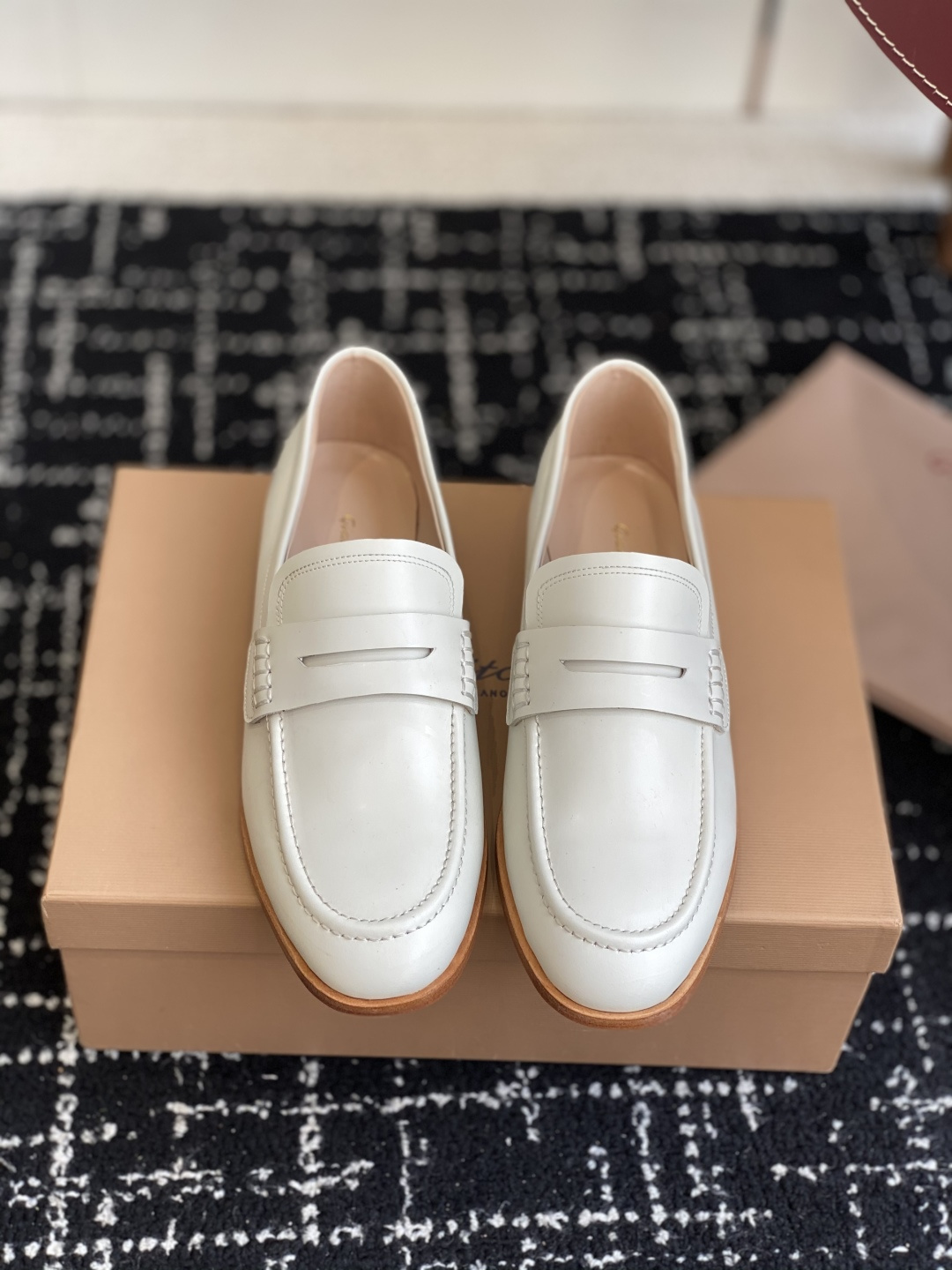 NO:544119,Purchasing grade Gianvito Rossi 25ss Spring and summer new loafers deep-mouthed single shoes Original purchase 1 to 1, the lasting technology makes the foot very comfortable and soft. Xiaohongshu ins Recommended by major bloggers!  Imported cowhide leather open beads imported from fabric, imported cotton inner sheepskin Italian leather outsole Size34-42 (34 40 41 42 custom made without return), loafers, loafers, cowhide, sheepskin, Leather soles19860909代购级 Gianvito Rossi 25ss 春夏新款 乐福鞋 深口单鞋 原版购入1比1打造 套楦工艺使得上脚非常舒适柔软 小红书 ins 各大博主推荐！ 面料进口牛皮开边珠 进口绵内里羊皮 意大利真皮大底 Size34-42（34 40 41 42定做不退换）,乐福鞋,loafers,cowhide,sheepskin,Leather soles,Women's Shoes