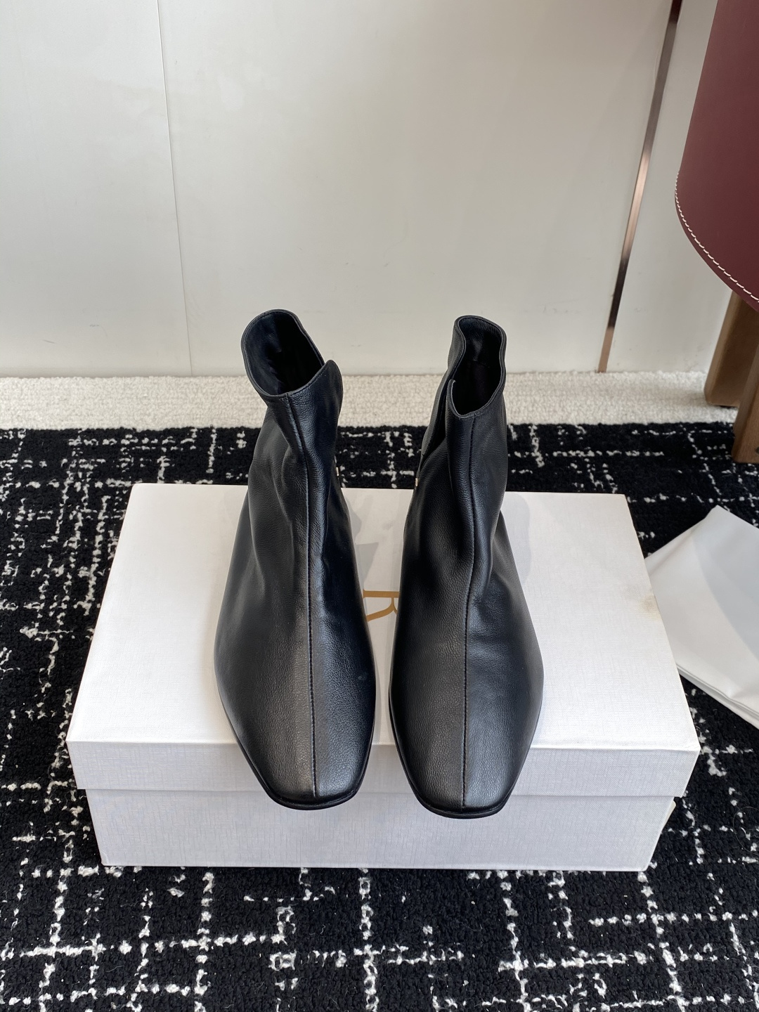 NO:544116,Purchase level The row 25ss New autumn and winter square-headed short boots The row has never lost in creating a sense of high quality. A pair of simple and capable low-key and fashionable boots without bright colors and complicated designs. A neat and fashionable square-headed design can fully open the aura and have a full sense of high quality!  Original custom imported mixed-bred sheepskin fabric sheepskin lining Italian imported leather sole Size#35-41 (40 41 can be customized without return or exchange), boots, boots, sheepskin, Leather soles19860909代购级 The row 25ss 秋冬新款 方头短靴 The row在打造高级感这点从来就没输过 一双简约干练 低调时髦的靴子 没有鲜艳的色彩和繁杂的设计 利落时髦的方头设计 就能气场全开,高级感十足！ 原版订制进口混种羊皮 面料 羊皮内里 意大利进口真皮大底 Size#35-41（40 41可订做不退换）,靴子,boots,sheepskin,Leather soles,Women's Shoes