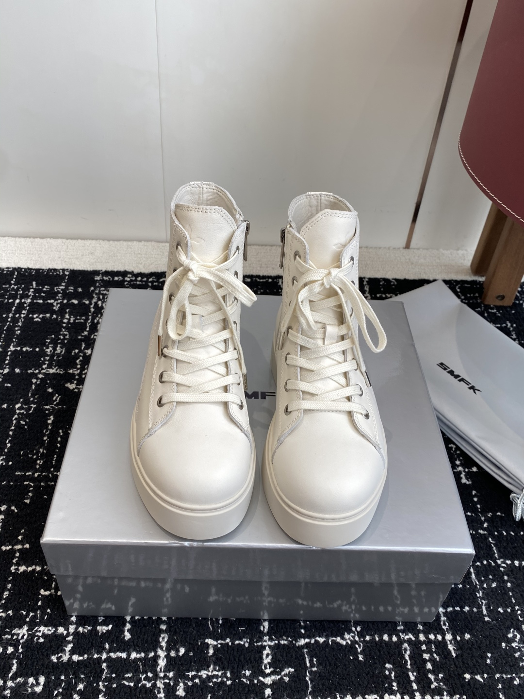 NO:544113,Purchase-level single shoes 279 boots SMFK cross early spring new thick-soled sneakers, the counter is out of stock, the heart-warming at a glance, the texture is full, the feet are invincible and can be used to close your eyes, one of the very fashionable items, many internet celebrities and celebrities wear SMFK sneakers, the more you look at it, the more you look, the more you look, the more you look, the super versatile, the original fabric is made of cowhide, the sole is original open-mold sole Size35-39# (40 customized, no return or exchange), boot loafers, loafers, boots, sneakers, cowhide19860909代购级单鞋279 靴子 SMFK十字早春新款厚底运动鞋 专柜断货王,一眼心动 质感拉满,上脚无敌增高,闭眼可入,非常时髦的单品之一超多网红博主、明星都穿SMFK的运动鞋,真的是越看越上头 超级百搭 面料原版牛皮材质 内里皮里 鞋底原版开模鞋底 Size35-39#（40 订做不退换）,靴子乐福鞋,loafers,boots,sneakers,cowhide,Women's Shoes